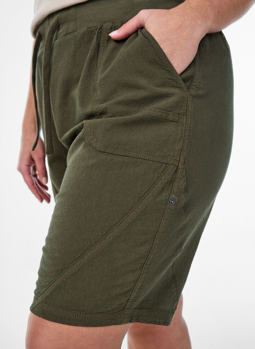 Lockere Shorts aus Baumwolle mit Taschen, Gr&uuml;n, Model image number 3