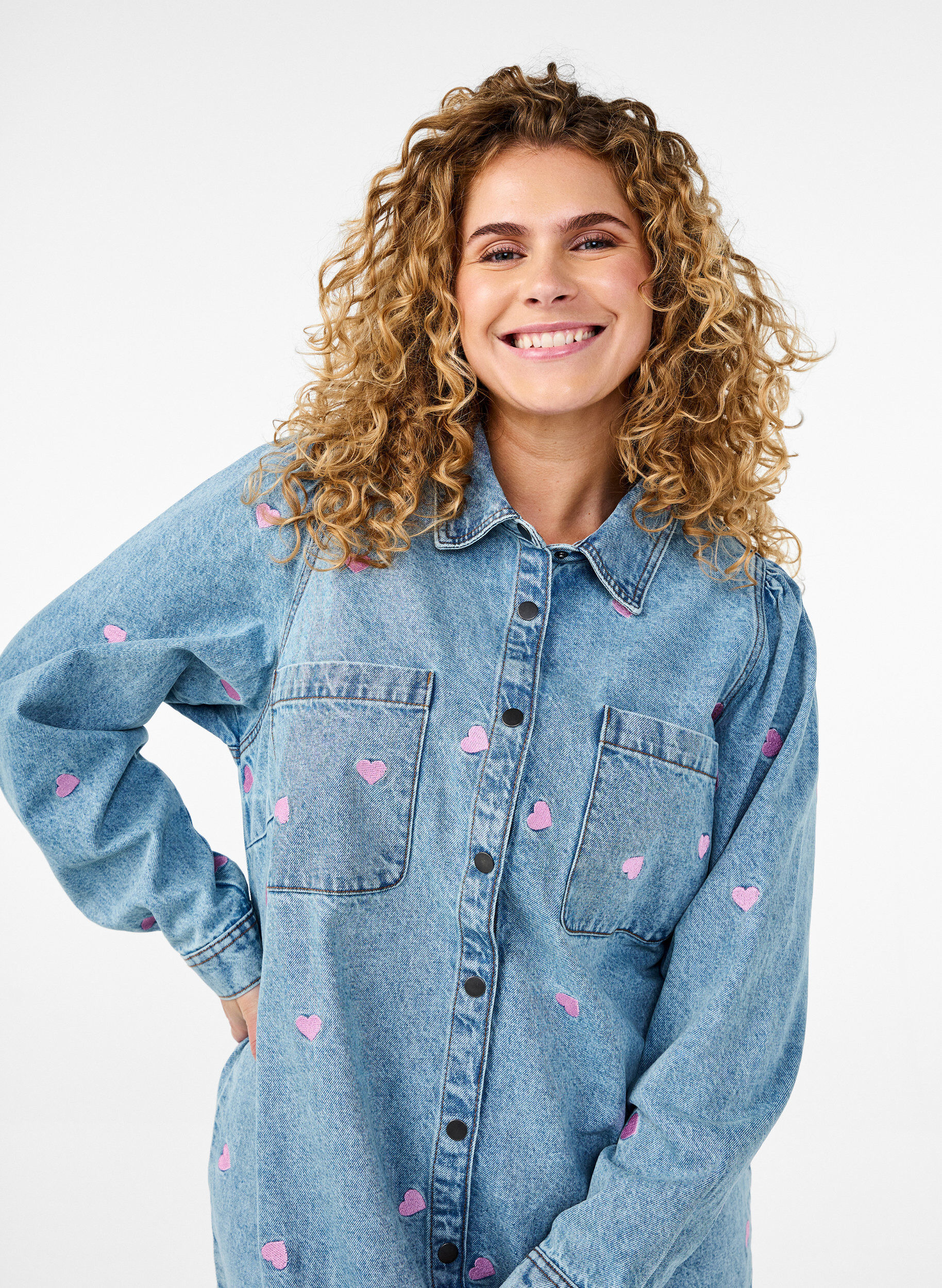 Zizzi Robe Denim avec c&oelig;urs et poches de poitrine, Bleu Clair, Model image number 2