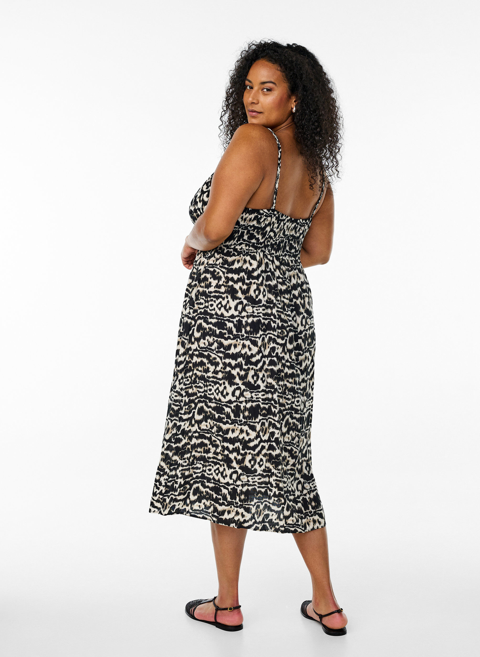 Zizzi Midi-Tr&auml;gerkleid mit gesmoktem R&uuml;ckenteil, Schwarz, Model image number 1