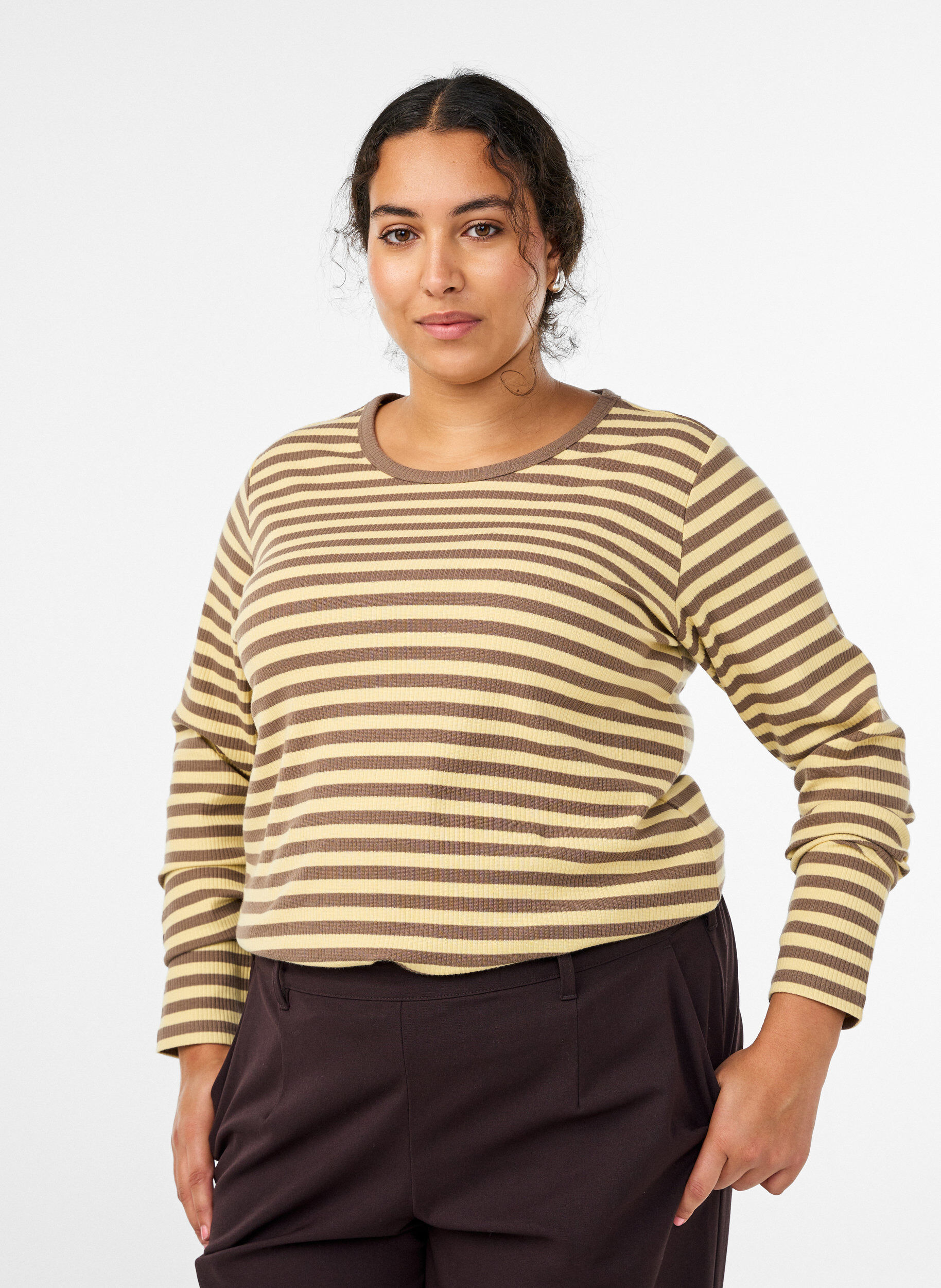 Gestreifte Bluse mit langen &Auml;rmeln, Braun, Model