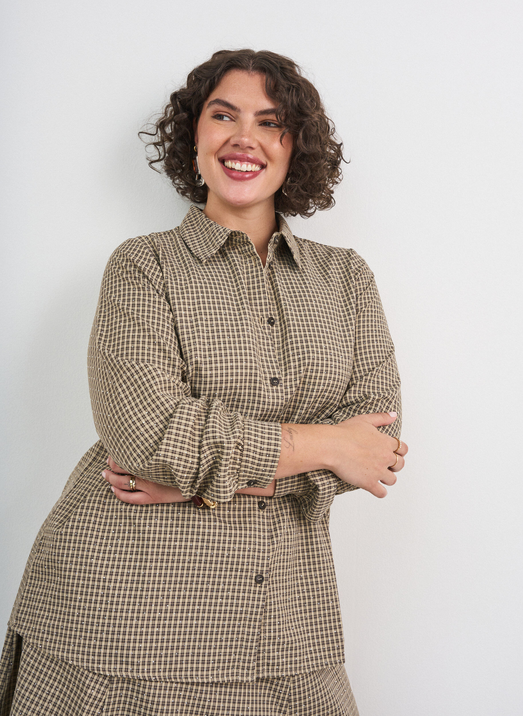 Bluse mit kleinem Karomuster und Strasssteinen, Braun, Model