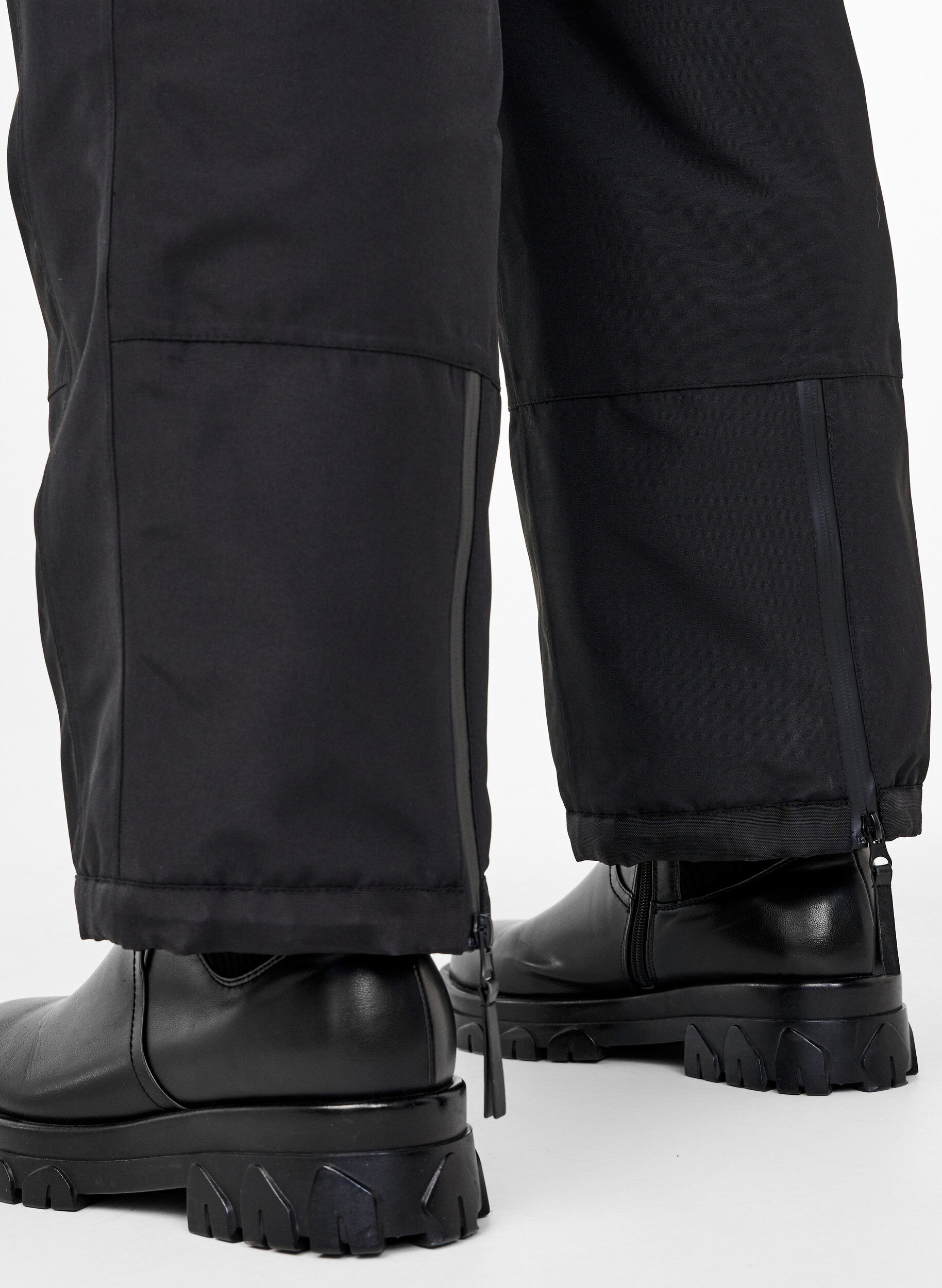 Zizzi Skihose mit Taschen und verstellbarer Taille, Schwarz, Model image number 4