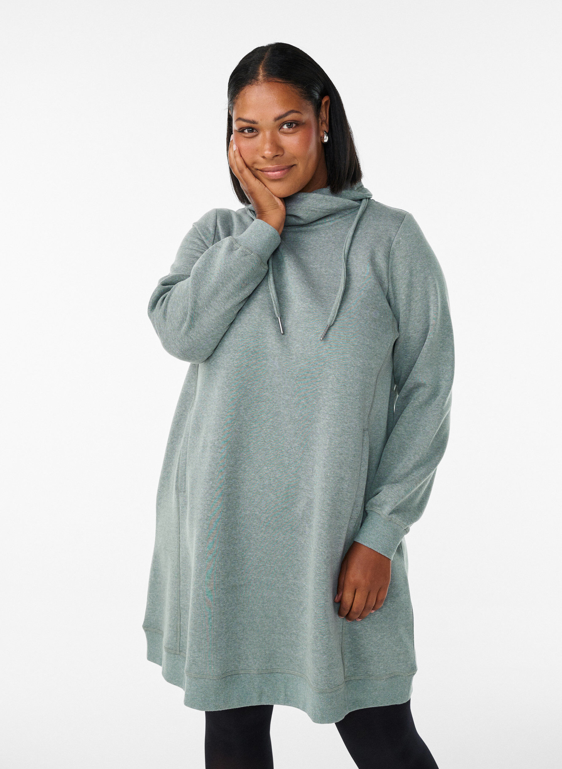 Zizzi Robe sweat-shirt courte &agrave; col montant et poches, Vert, Model image number 0