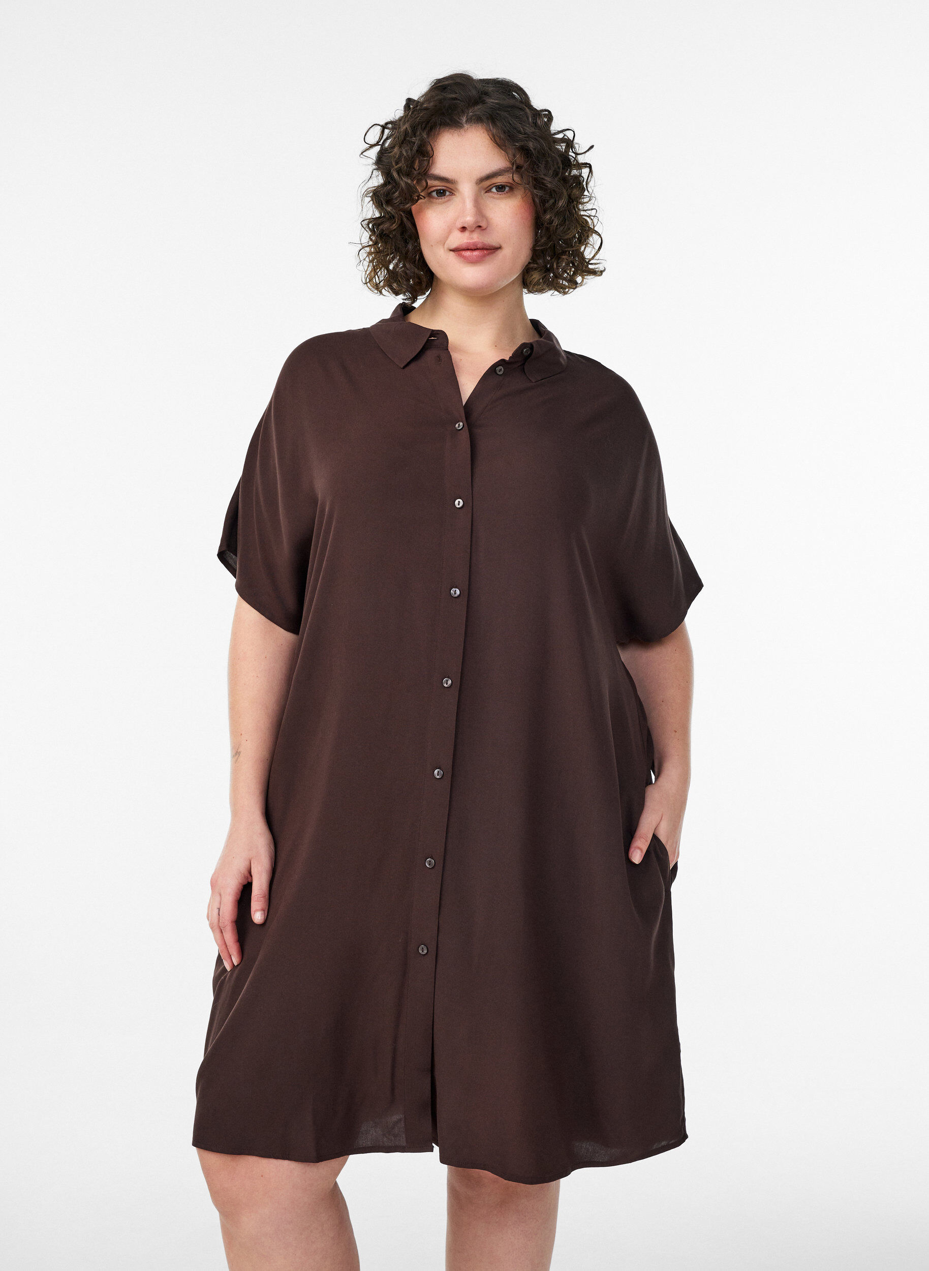 Zizzi Chemise longue ample en viscose, Marron, Model image number 0