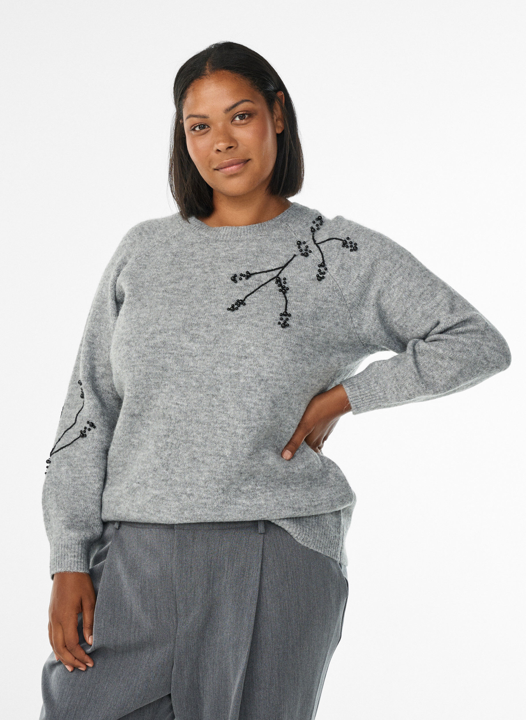 Pullover mit Perlenstickerei, Grau, Model