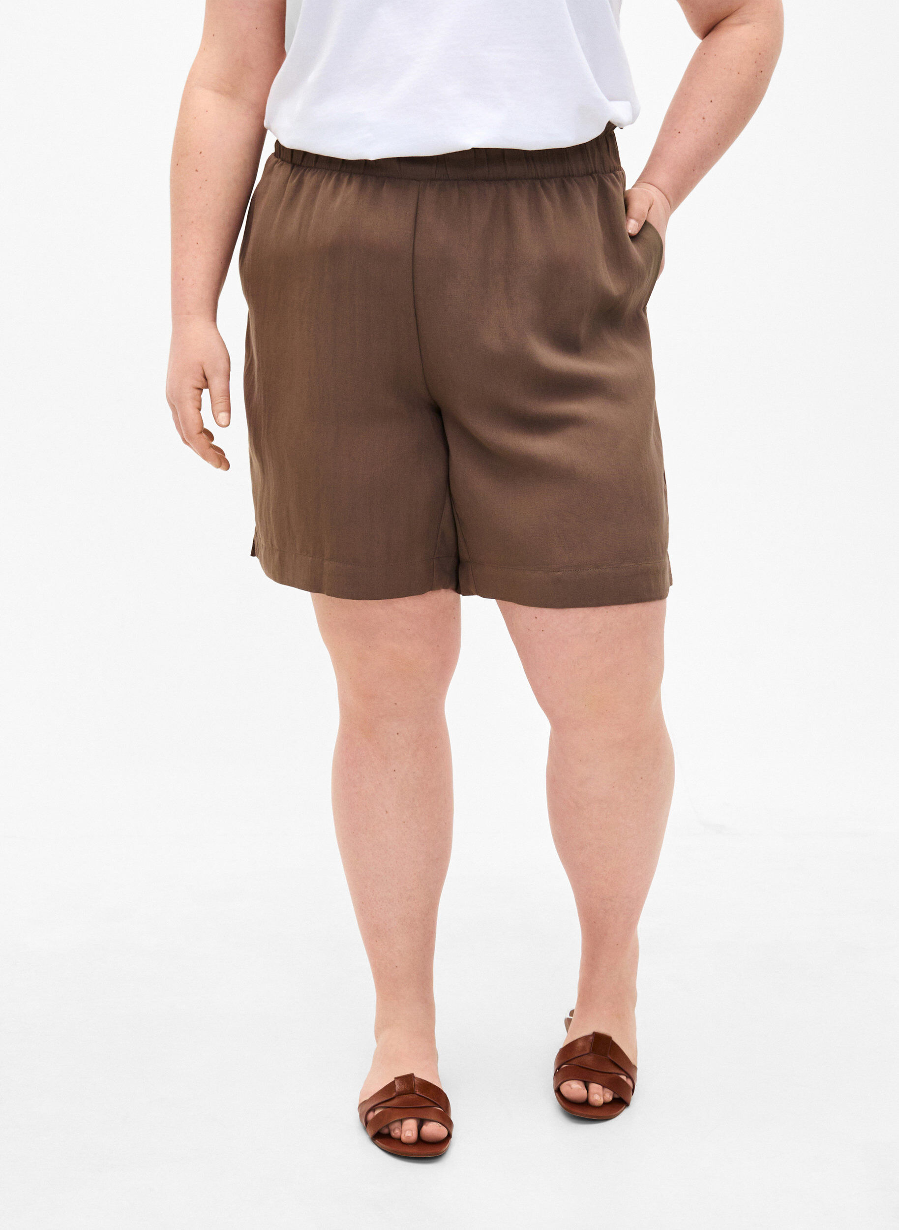 Zizzi Short ample en viscose, Chocolate Chip, Model image number 2