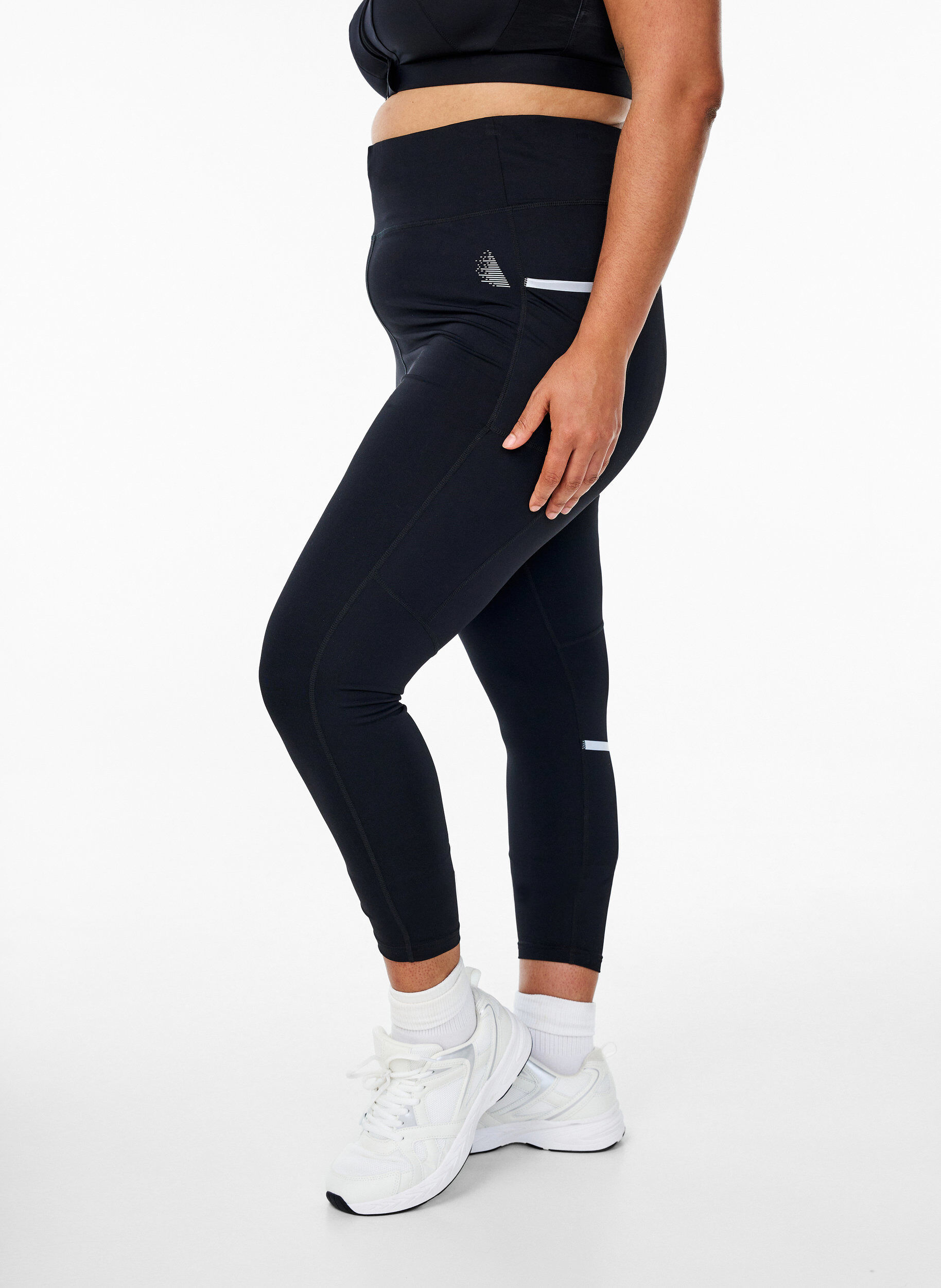 Zizzi Leggings de course &agrave; compression l&eacute;g&egrave;re et poches lat&eacute;rales, Noir, Model image number 0