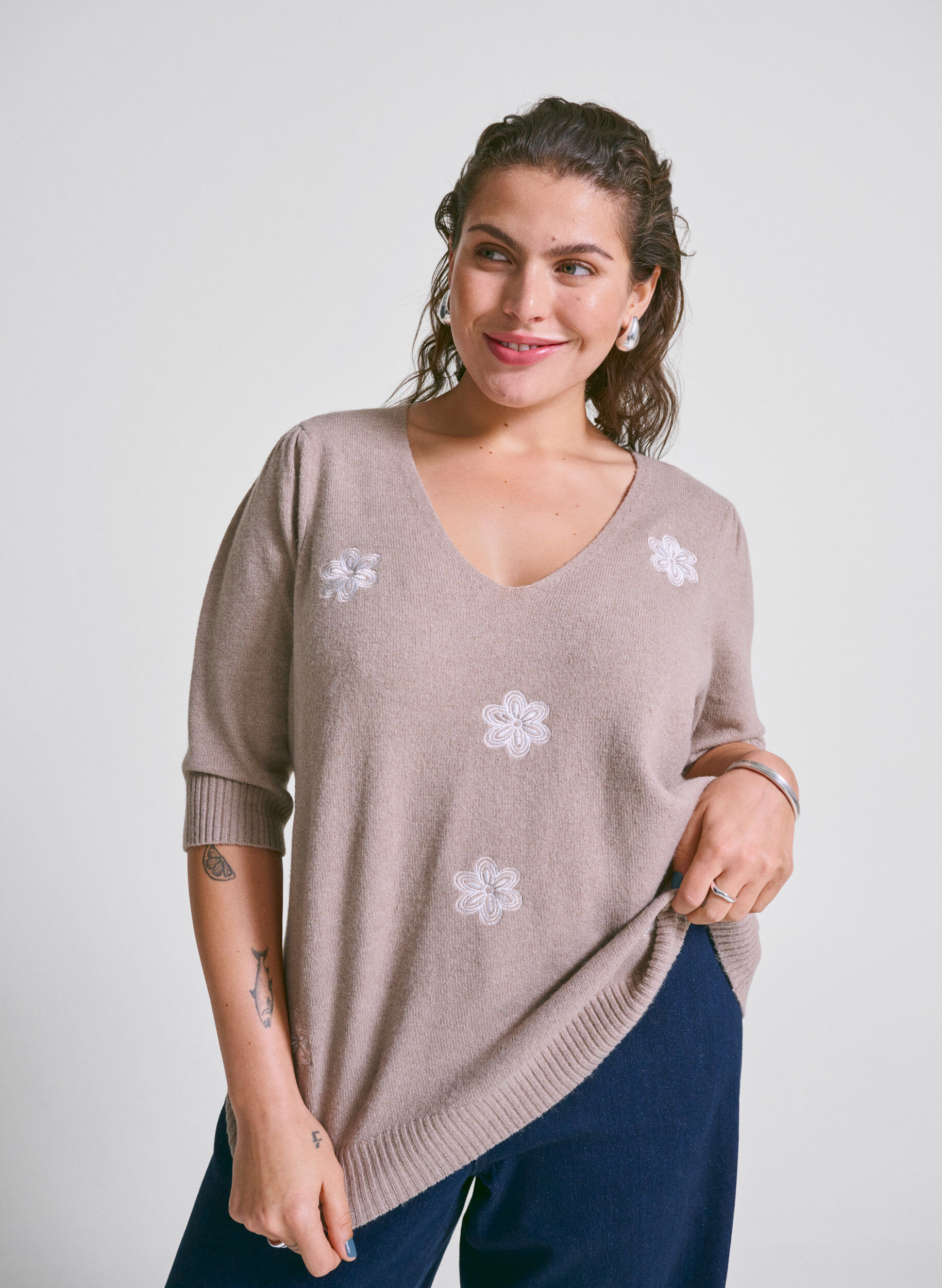 Zizzi Gestrickte Bluse mit gestickten Blumen, Simply Taupe Mel., Image image number 0