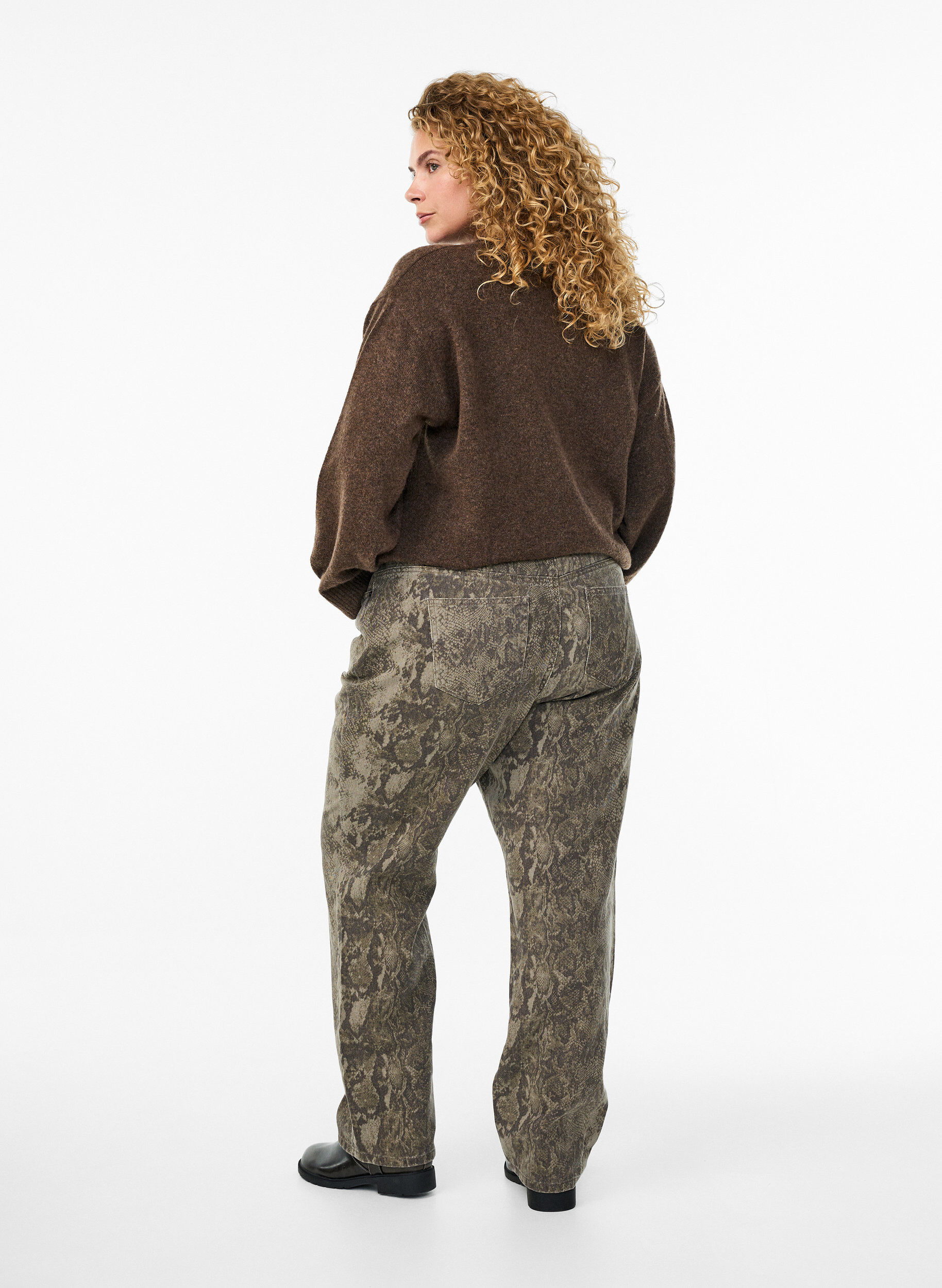 Zizzi Gemma Jeans mit hoher Taille und Schlangenmuster, Braun, Model image number 1