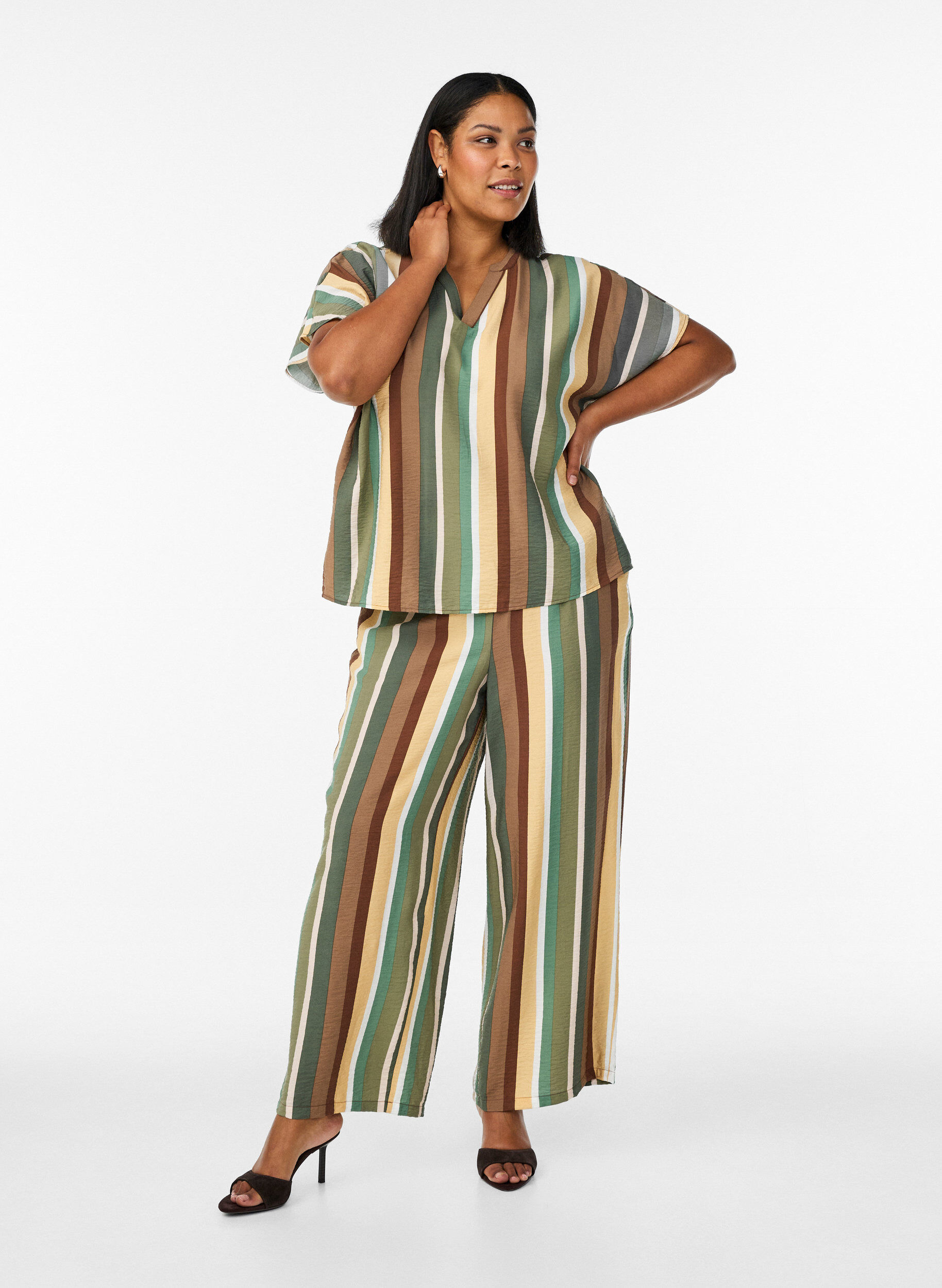 Zizzi Gestreifte Viskose-Bluse mit kurzen &Auml;rmeln, Braun, Model image number 1