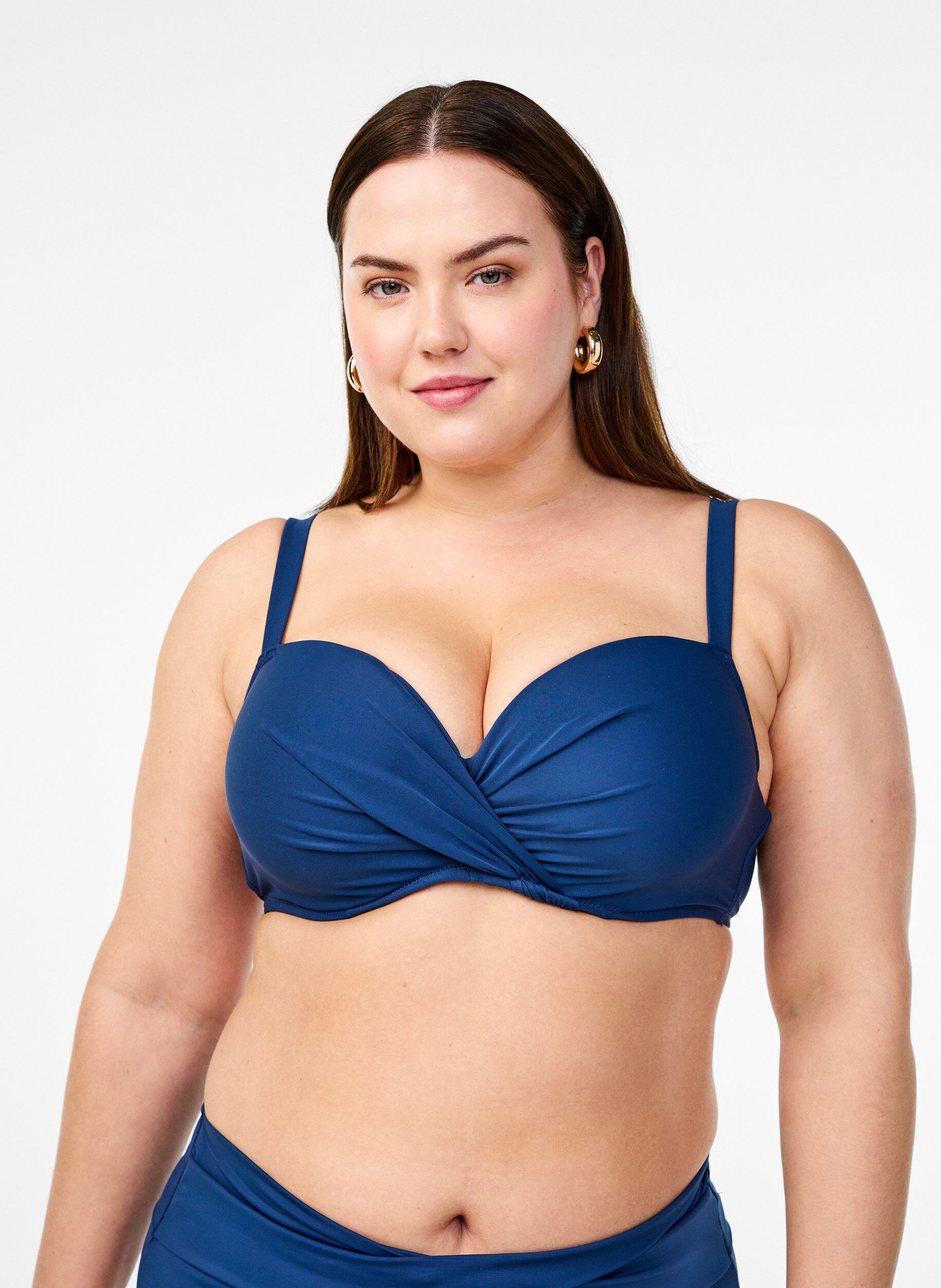 Bikinioberteil mit B&uuml;gel und Raffung, Blau, Model
