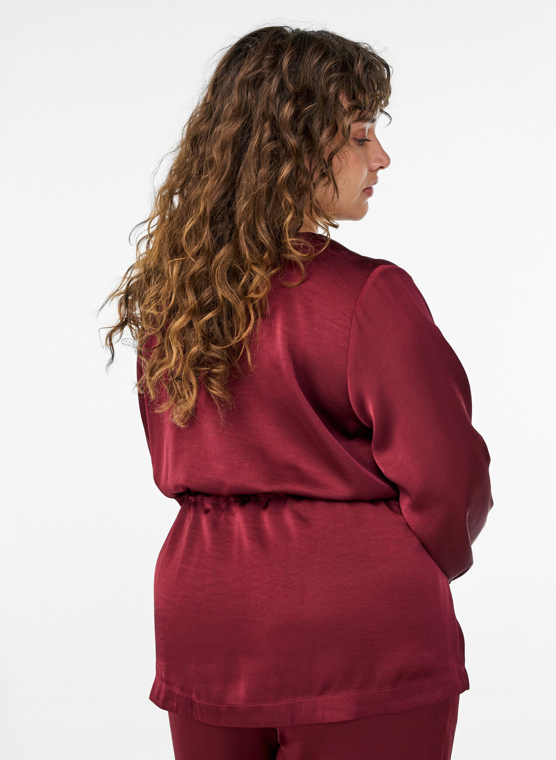 Zizzi Partybluse in Satinoptik mit Kn&ouml;pfen und verstellbarer Taille, Dunkles Bordeaux, Model image number 2