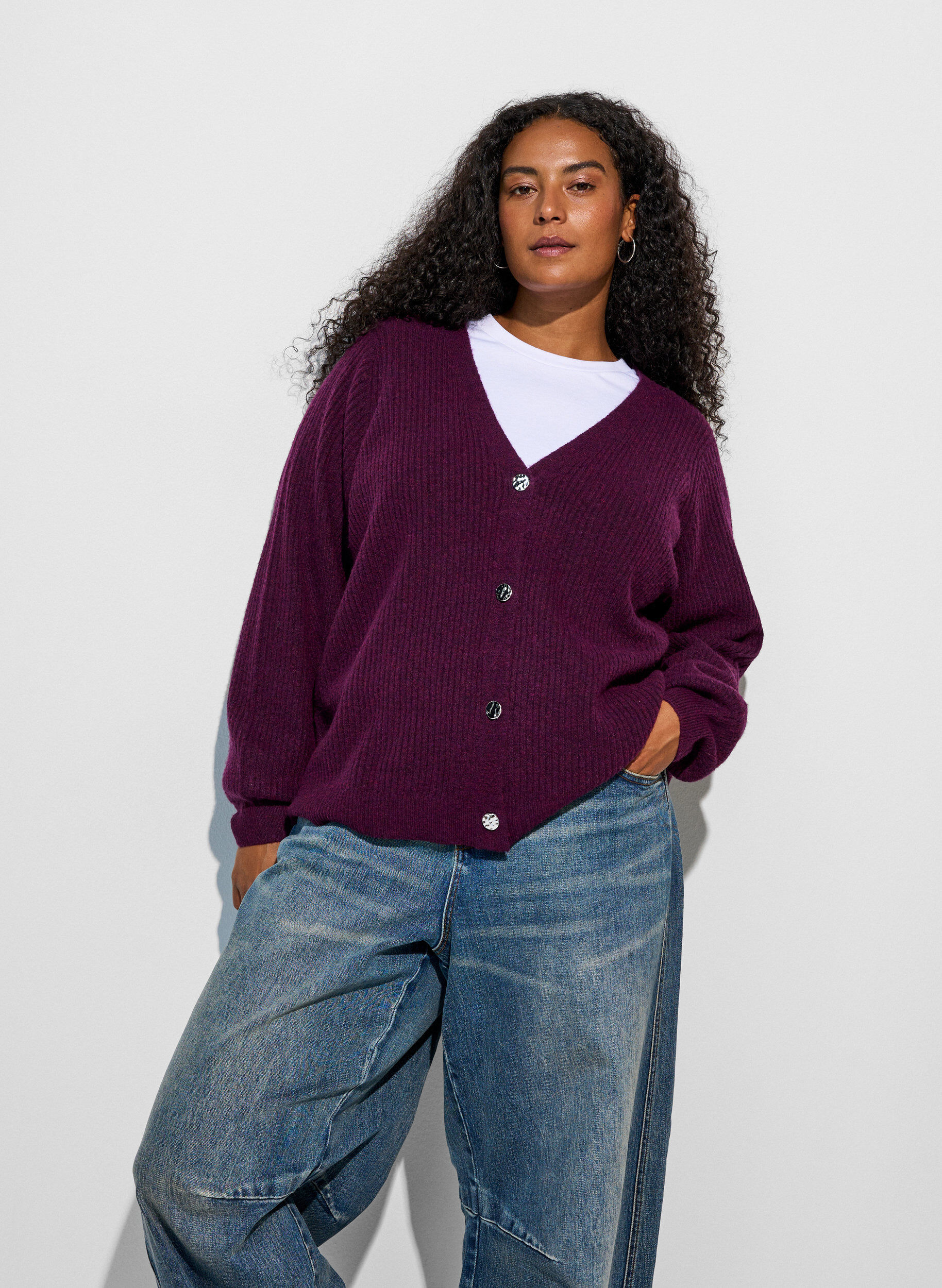 Strickjacke mit V-Ausschnitt und Rippstruktur, Lila, Model