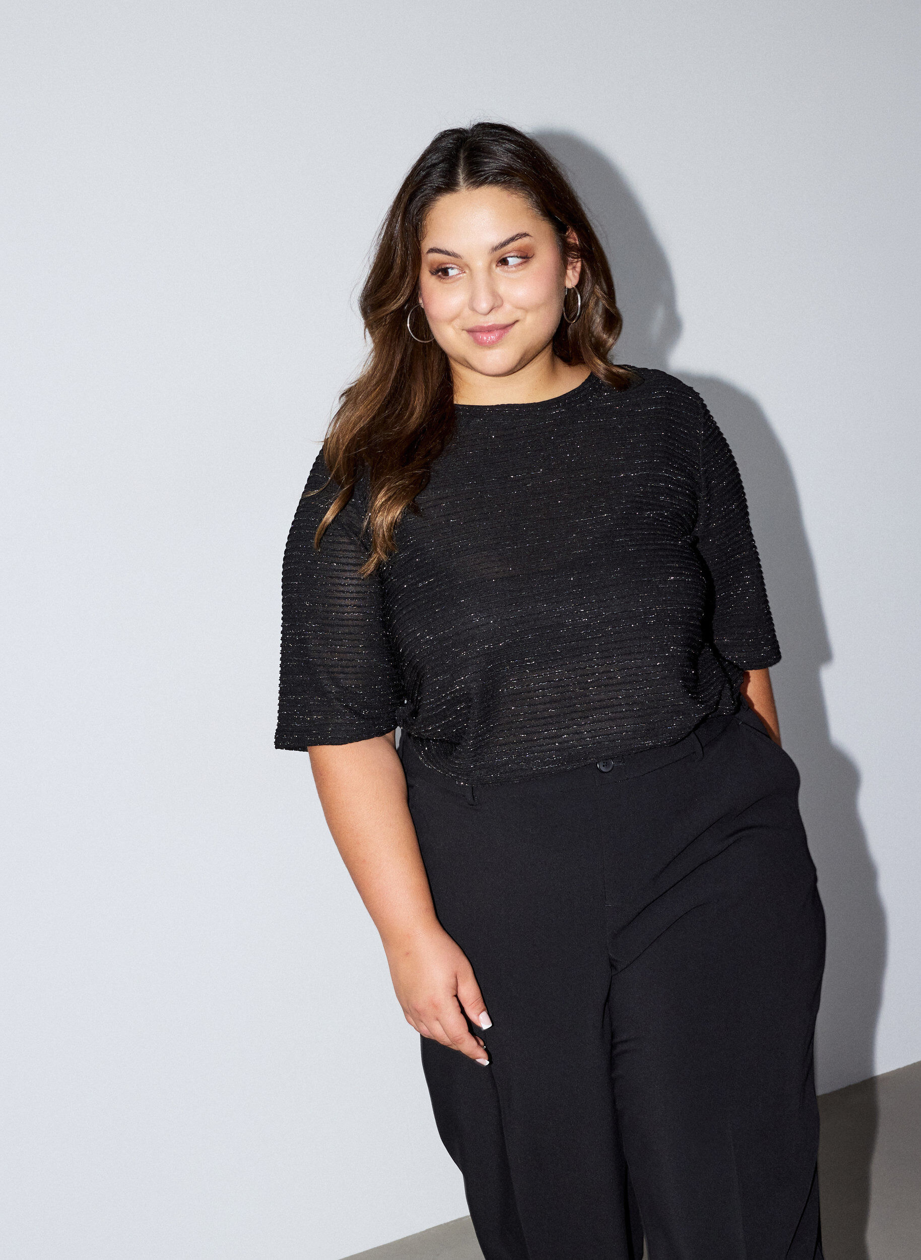 Bluse mit Struktur und Glitzer, Schwarz, Model