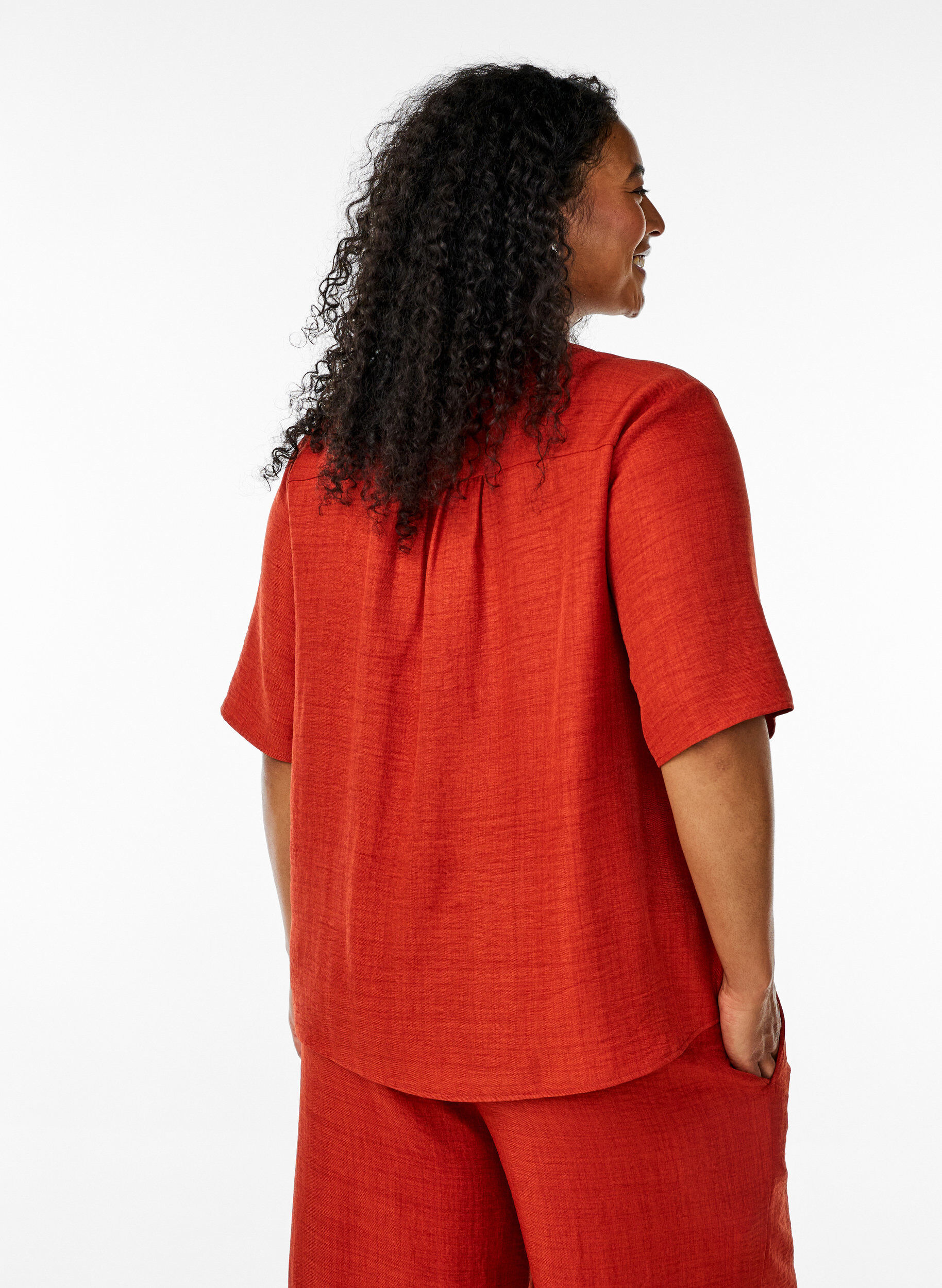 ZizziHemdbluse mit V-Ausschnitt und kurzen &Auml;rmeln, Rot, Model image number 2