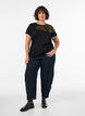 T-Shirt aus Baumwolle mit Blumenprint, Schwarz, Model image number 1