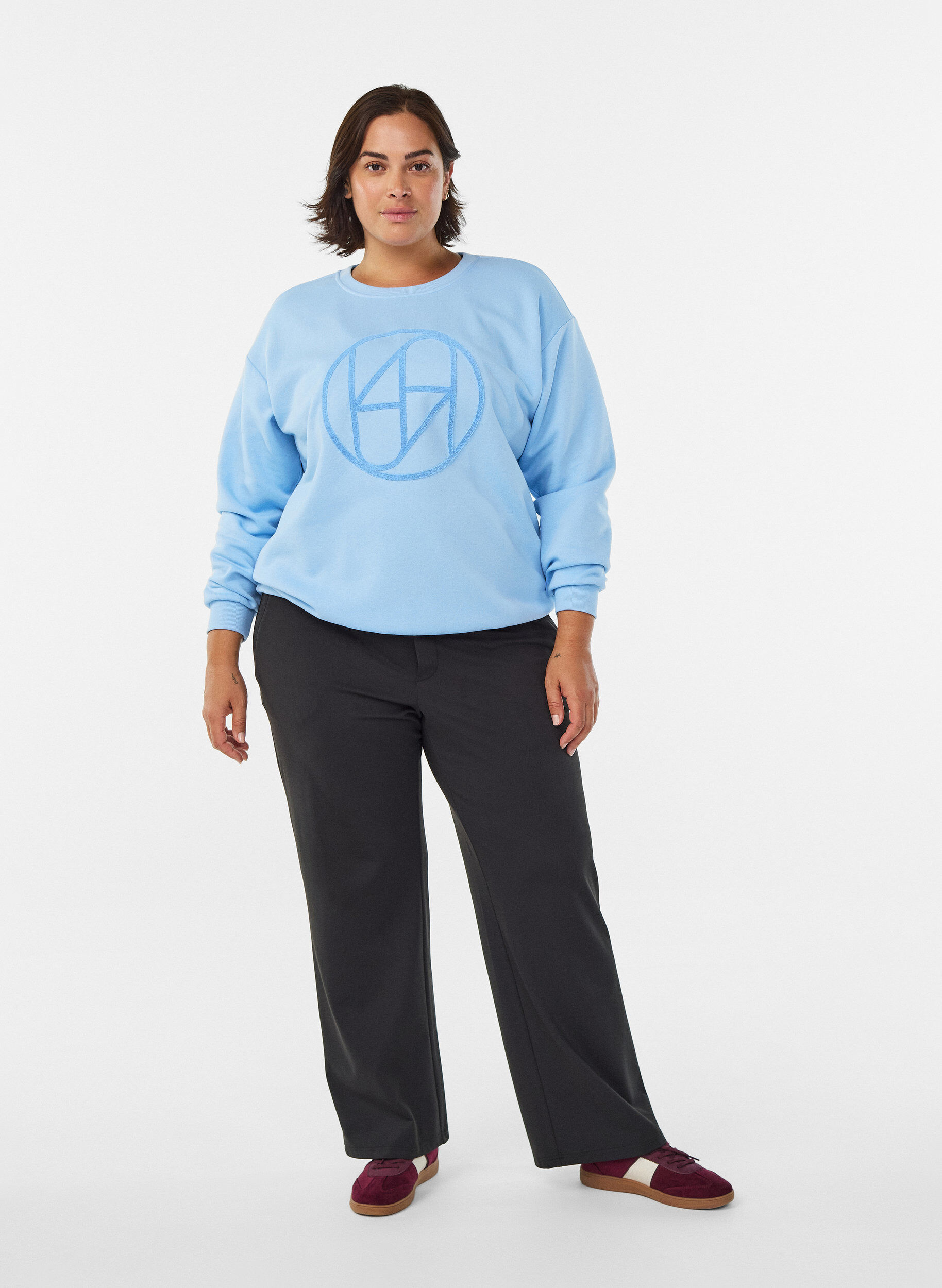 Zizzi Sweatshirt mit Frottee-Logo, Blau, Model image number 1