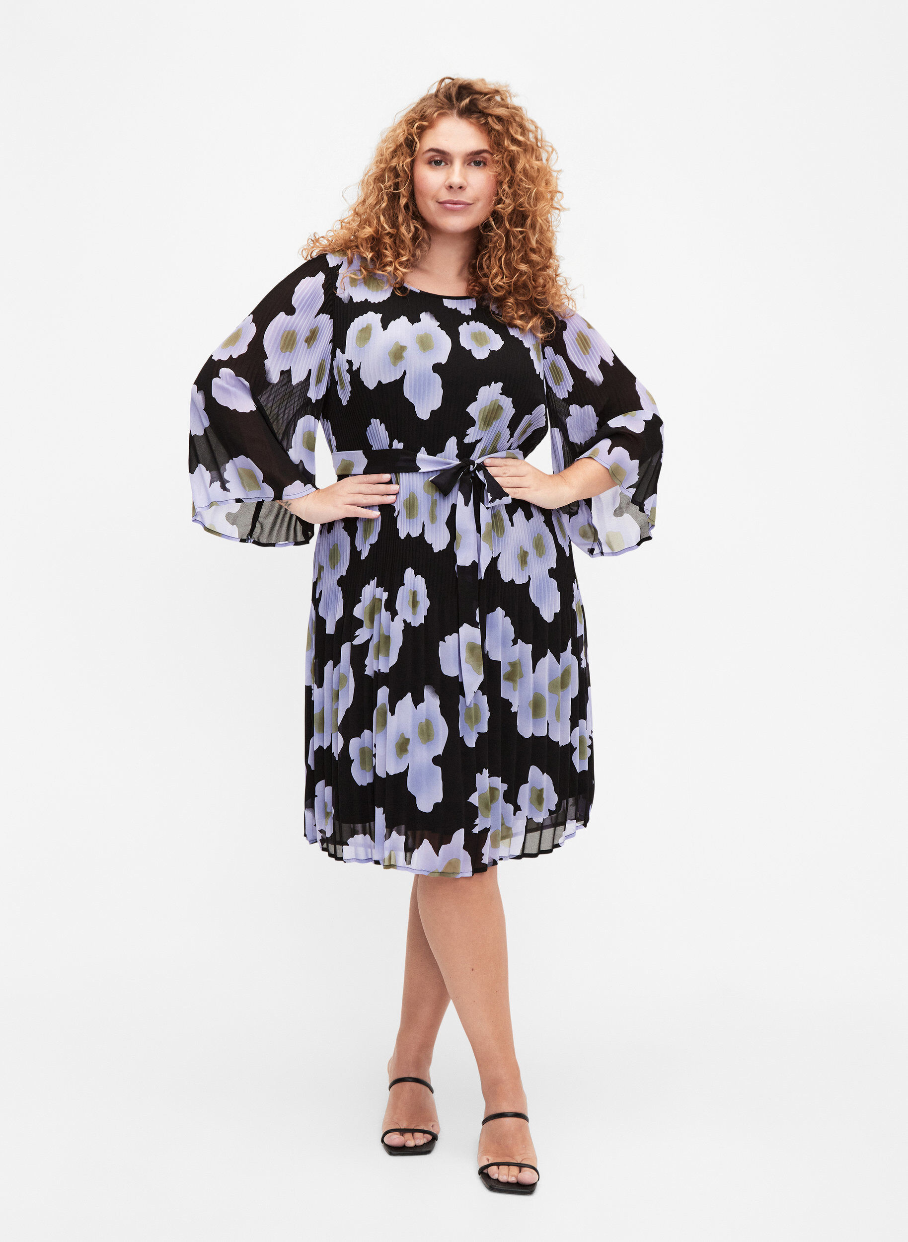 Zizzi Robe pliss&eacute;e imprim&eacute;e avec lien &agrave; nouer, Black w. Floral, Model image number 2