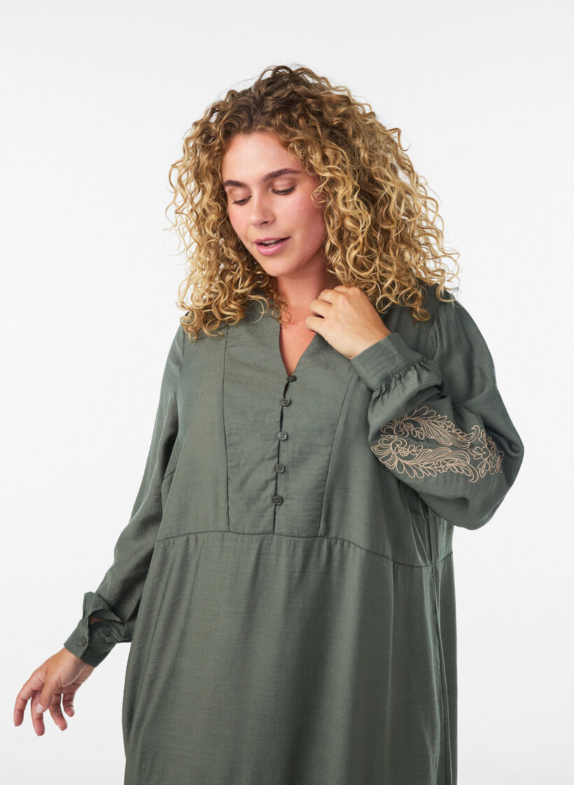 Robe en viscose avec broderies et volants &eacute;tag&eacute;s, Vert, Model image number 2