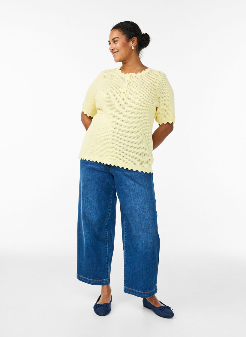 Kurz&auml;rmelige Strickbluse mit Lochmuster und Wellenkanten, Gelb, Model image number 1