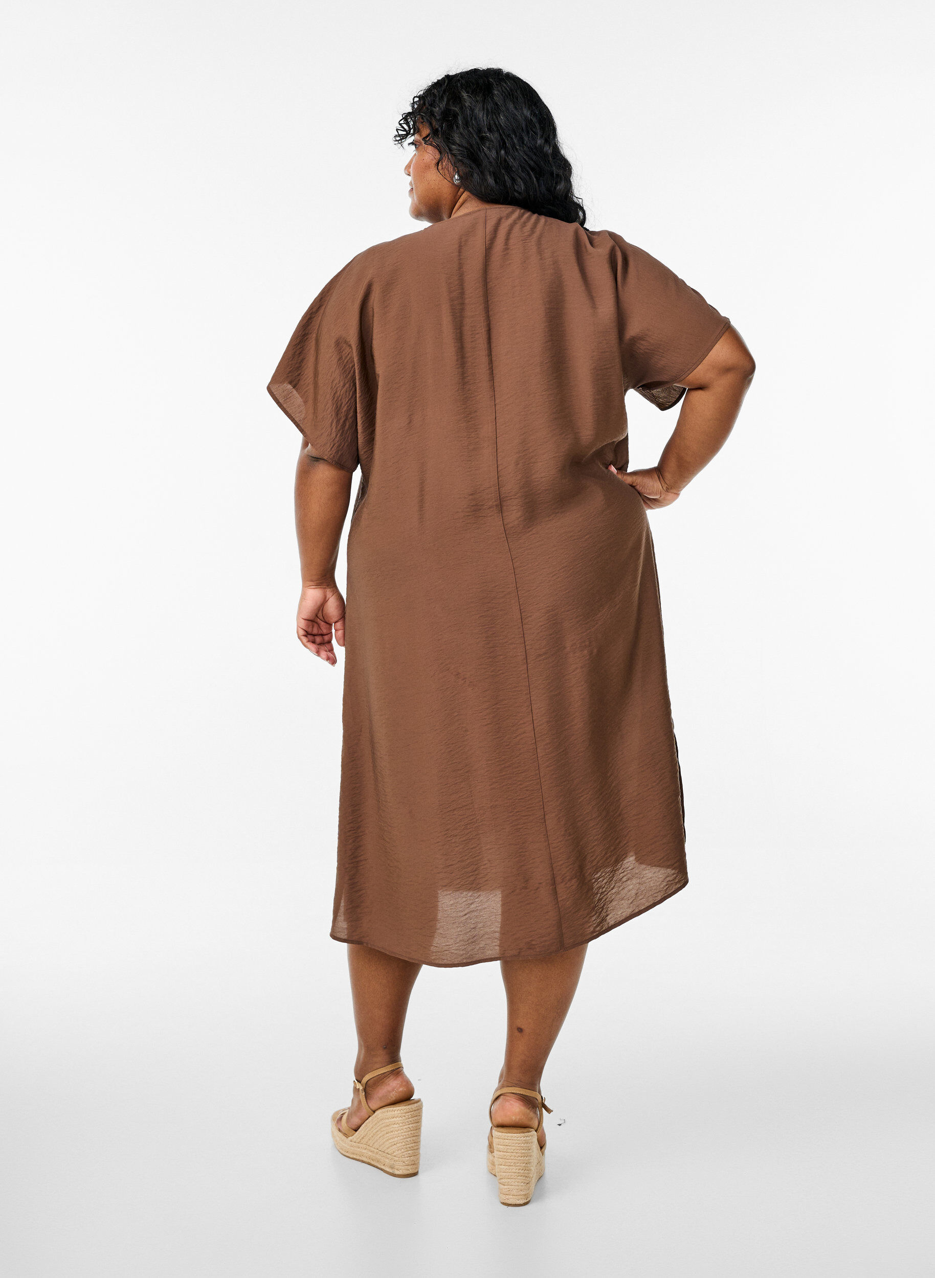 Zizzi Robe &agrave; col en V en viscose, Marron, Model image number 2