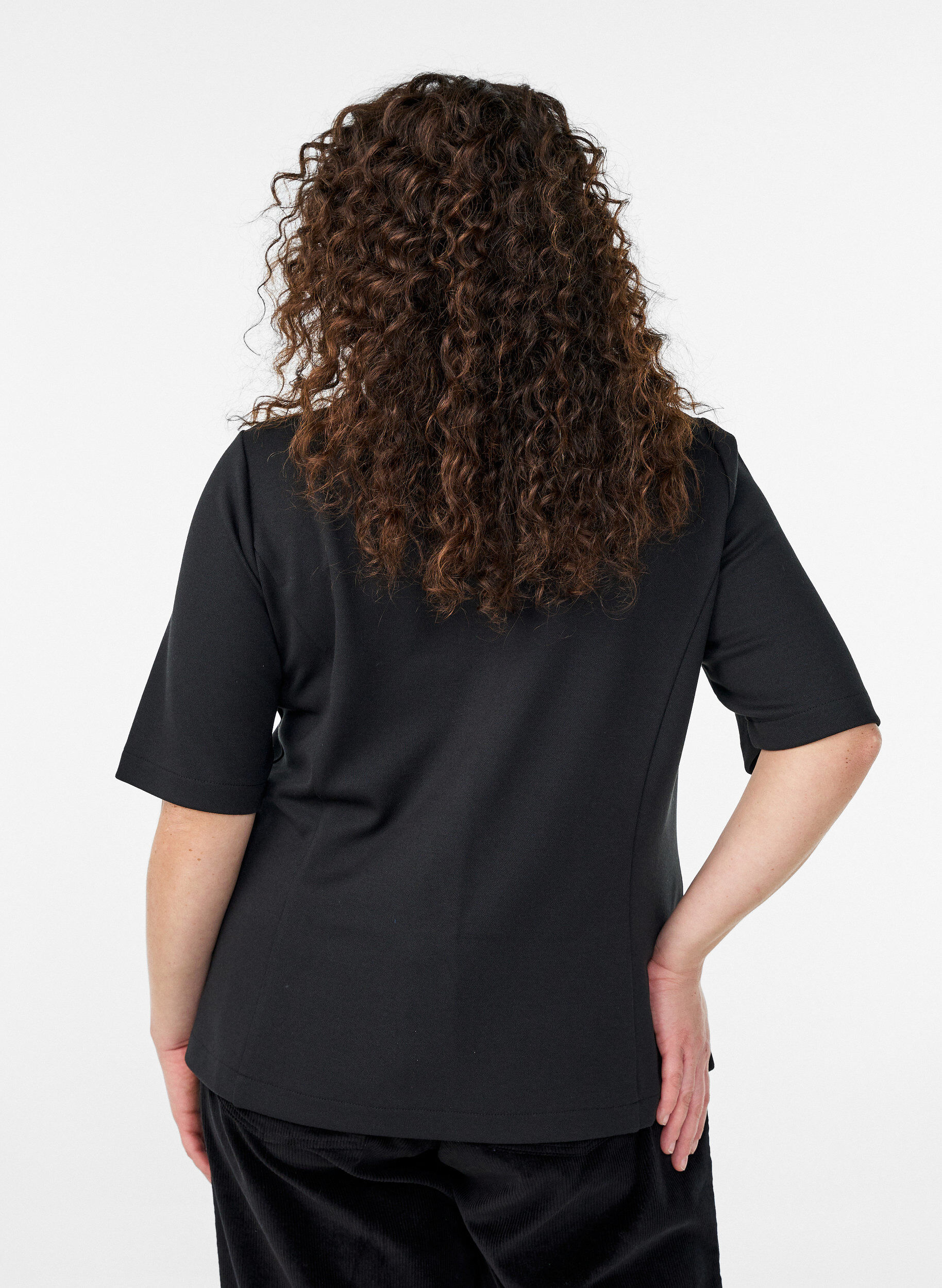Zizzi Bluse mit asymmetrischer Wickeloptik und kurzen &Auml;rmeln, Schwarz, Model image number 2