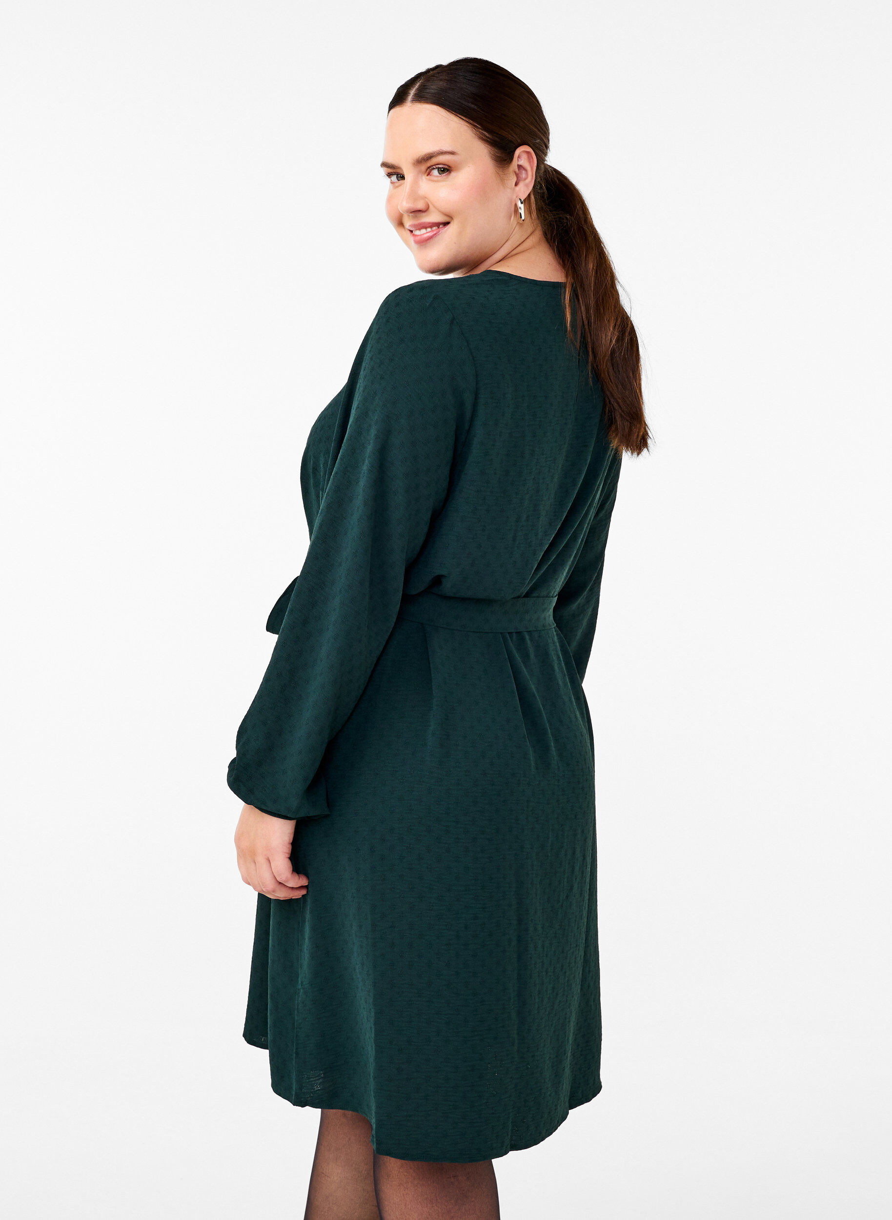 Zizzi Robe courte textur&eacute;e avec ceinture nou&eacute;e, Scarab, Model image number 1