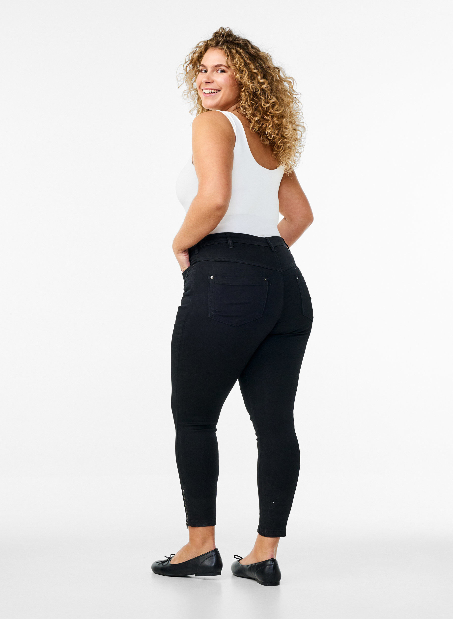 Zizzi Cropped Amy Jeans mit Rei&szlig;verschluss, Schwarz, Model image number 1