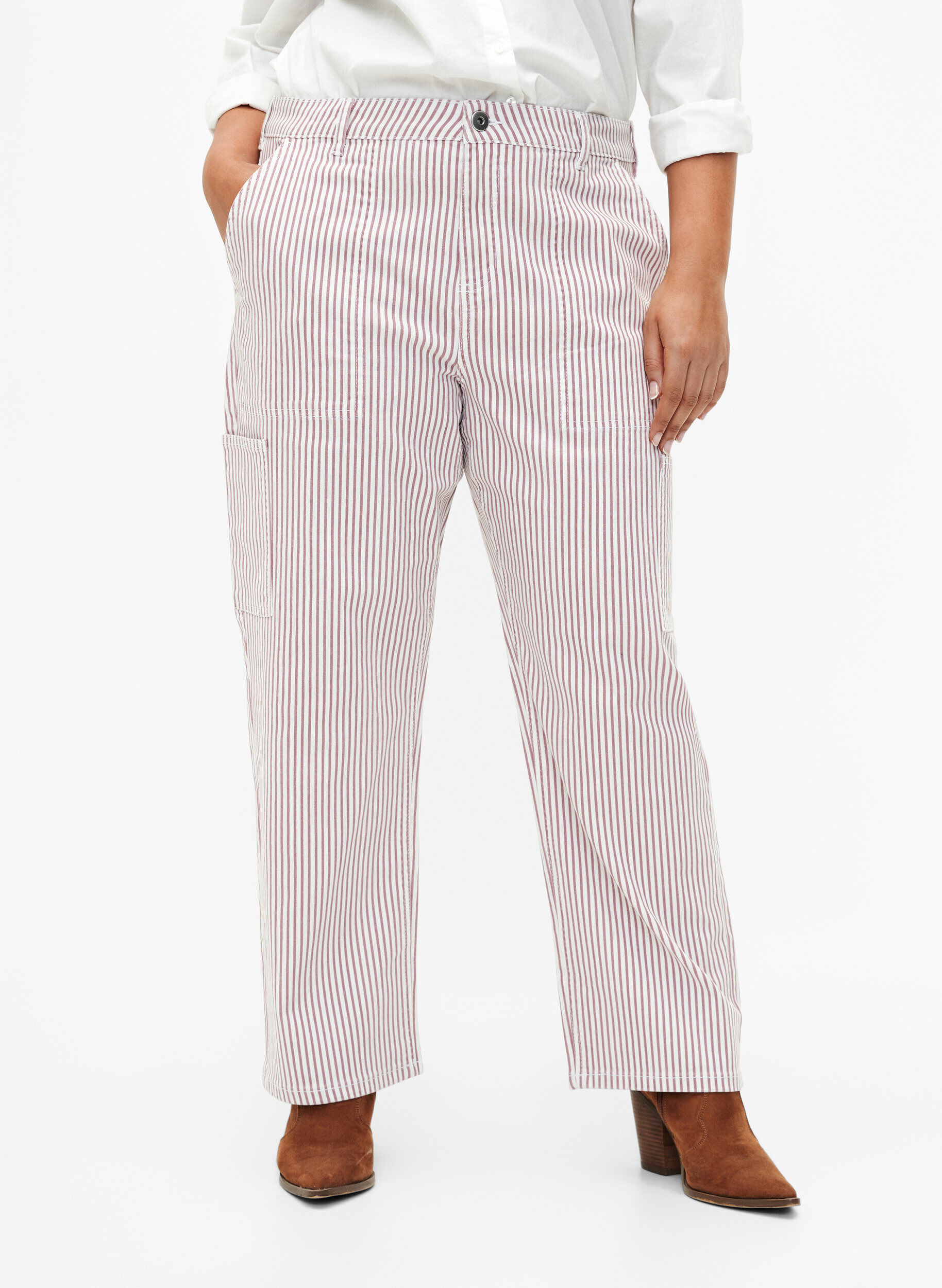 Zizzi Gestreifte Cargo-Jeans mit gerader Passform, Rose White Stripe, Model image number 2
