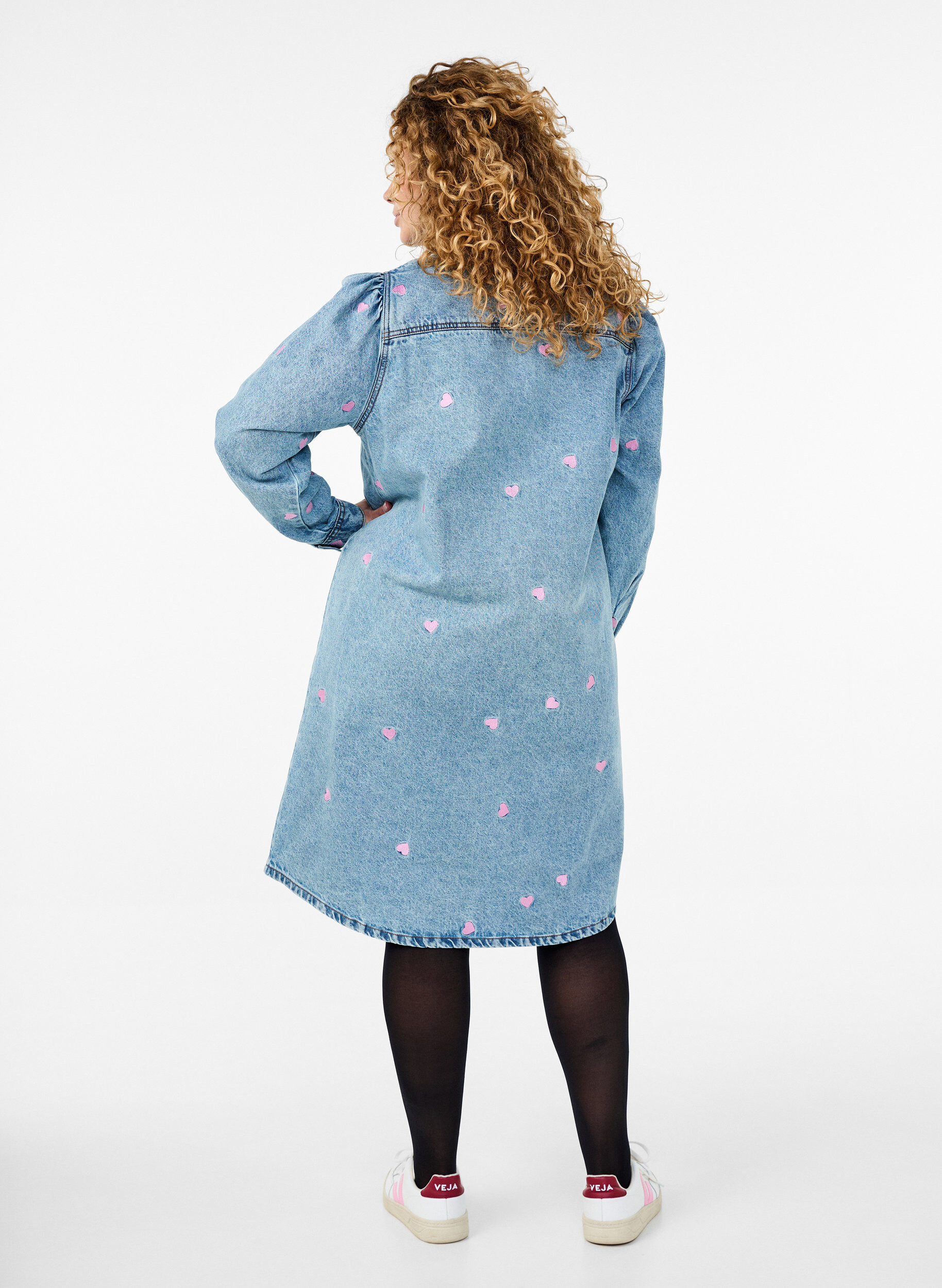 Zizzi Robe Denim avec c&oelig;urs et poches de poitrine, Bleu Clair, Model image number 1