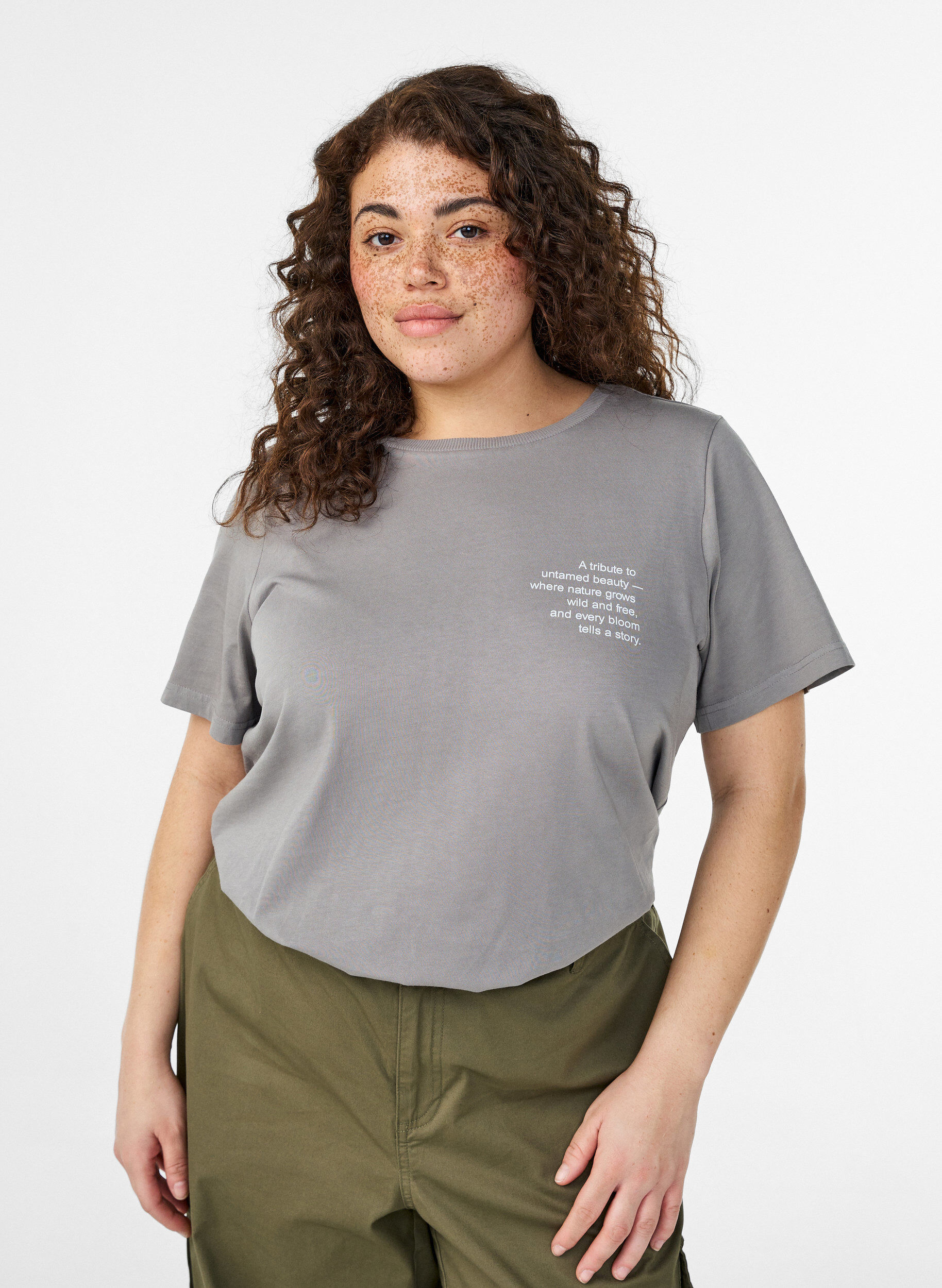 Zizzi T-Shirt aus Baumwolle mit Print auf Vorder- und R&uuml;ckseite, Grau, Model image number 0