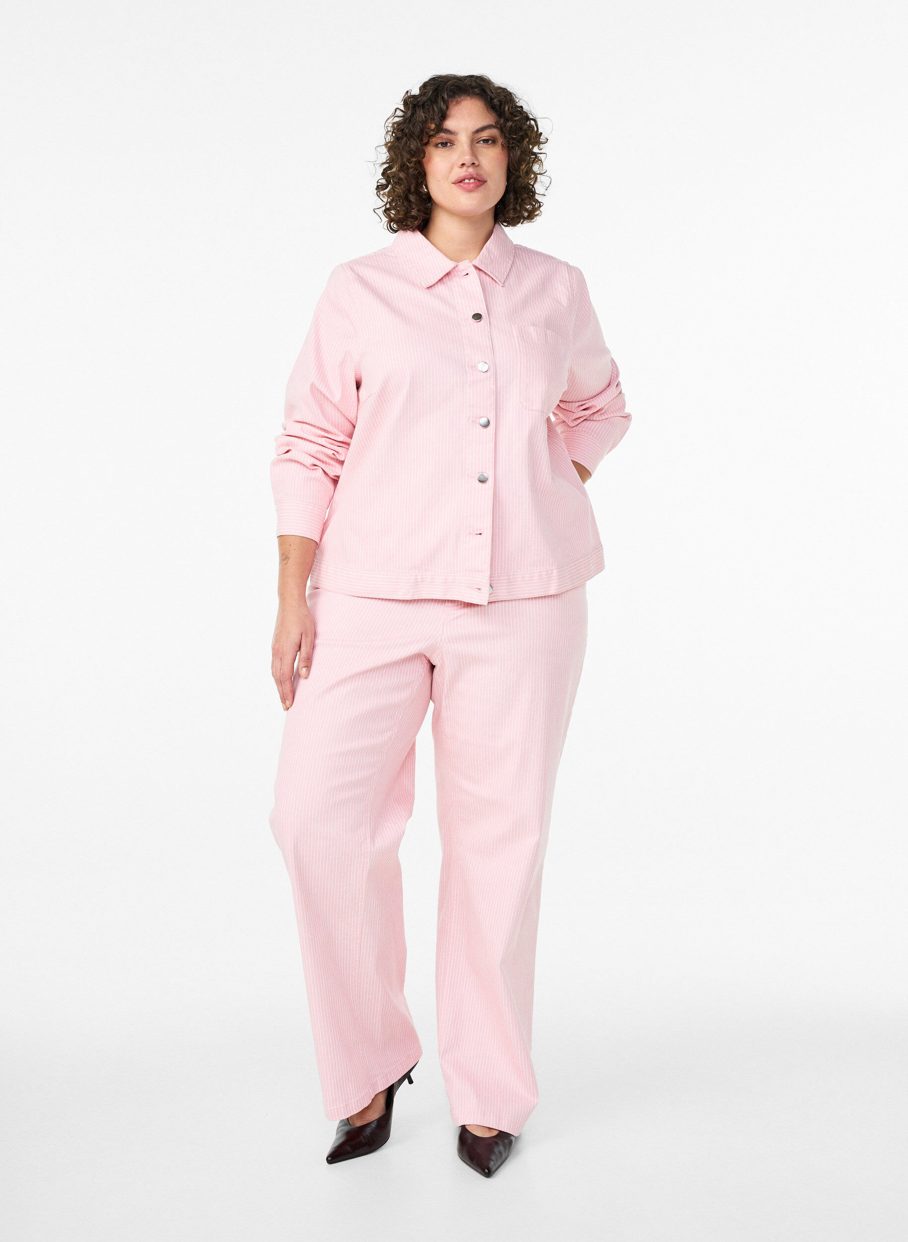 Zizzi Surchemise en denim color&eacute; avec rayures, Rose, Model image number 1