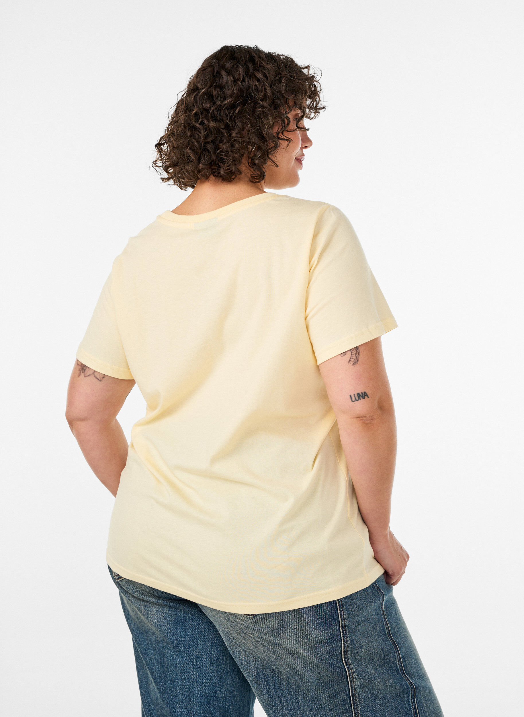 ZizziT-shirt en coton bio avec inscription en velours, Jaune clair, Model image number 2