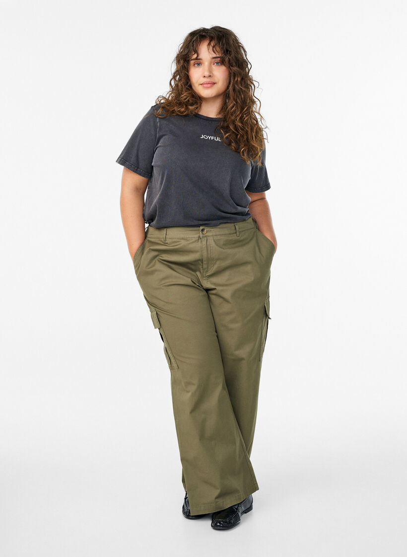 T-Shirt aus Bio-Baumwolle mit Rückenprint, Grau, Model image number 1