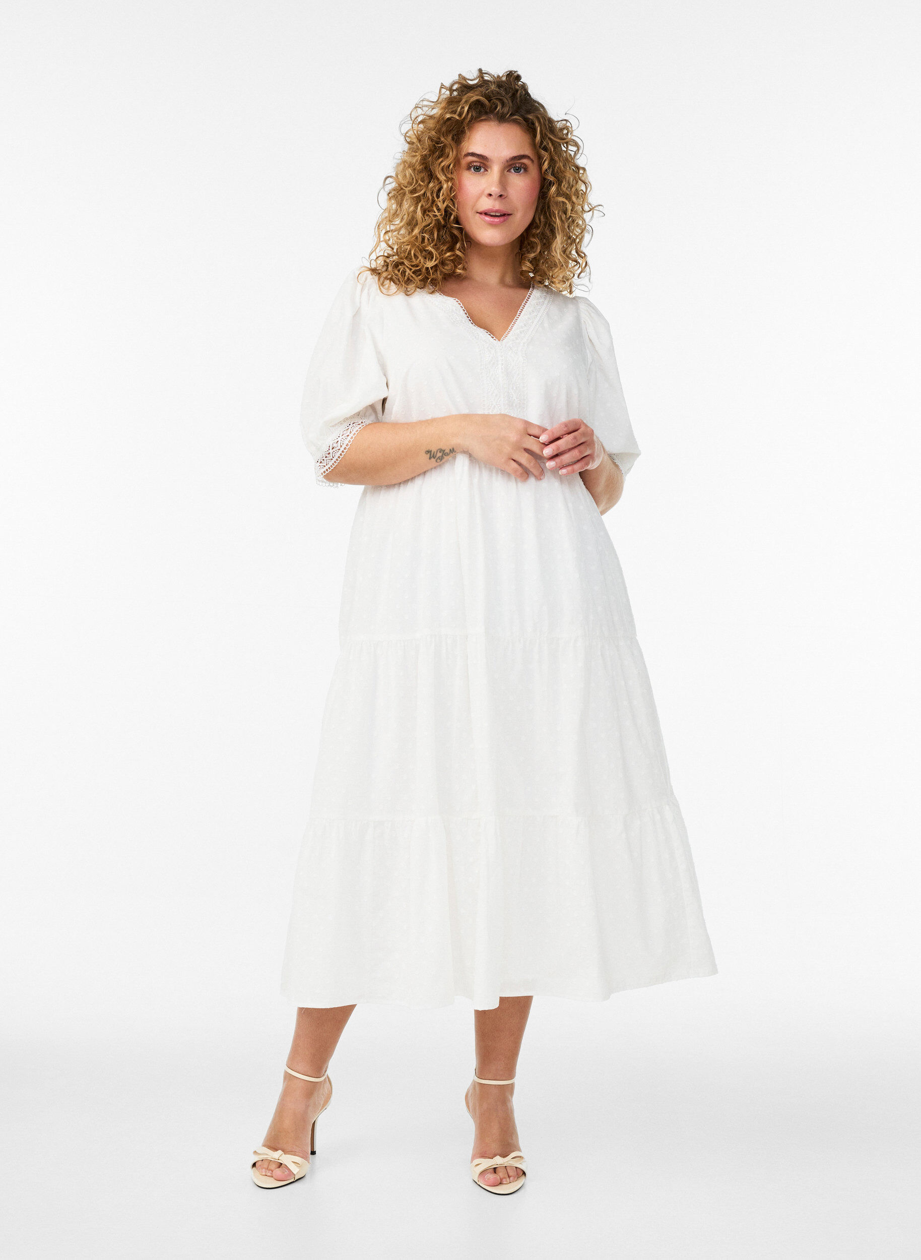 Zizzi Robe midi en coton textur&eacute; avec des d&eacute;tails en crochet, Blanc, Model image number 0