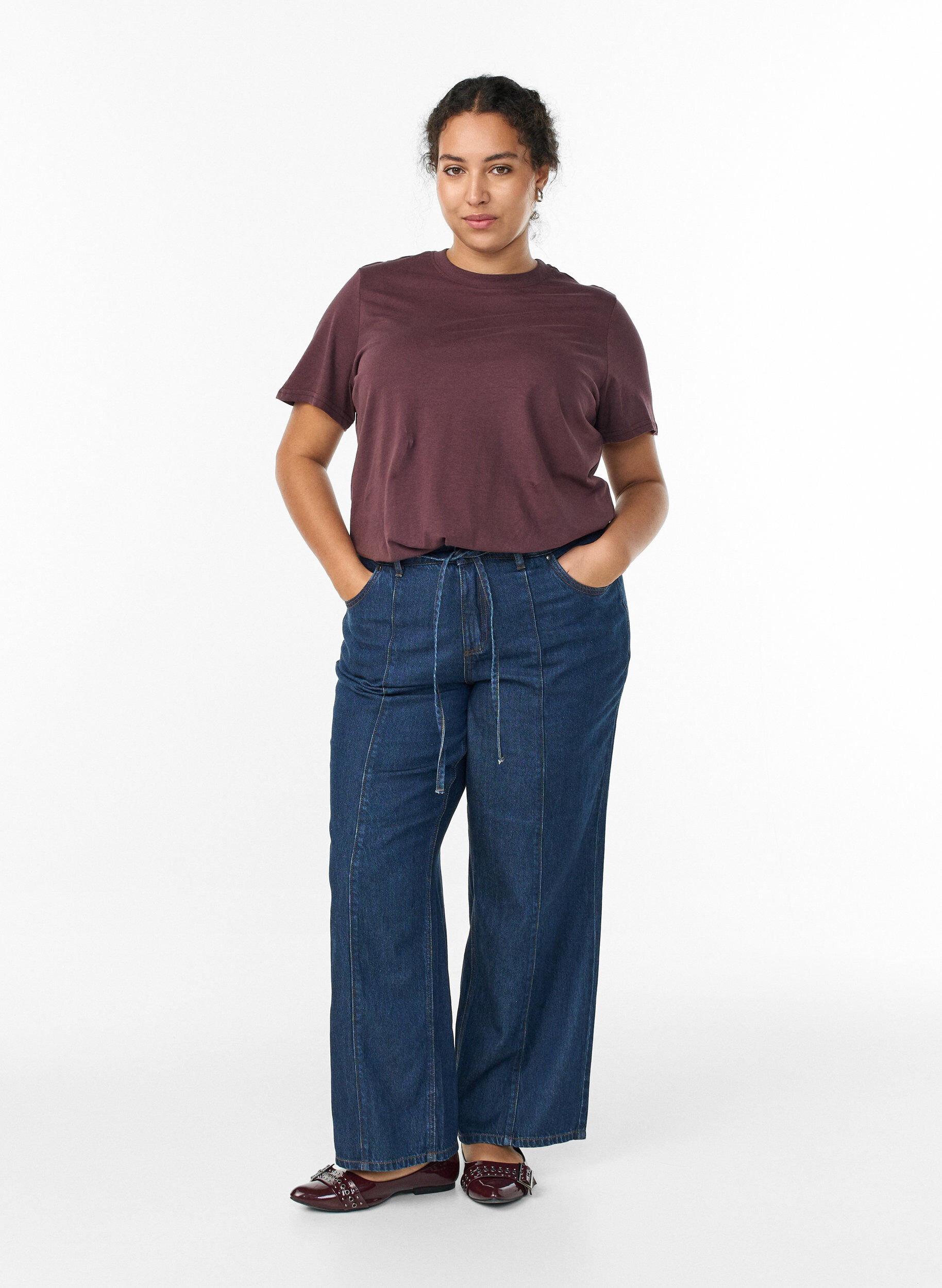 ZizziBasic-T-Shirt aus Baumwolle mit Rundhalsausschnitt, Dunkles Bordeaux, Model image number 1