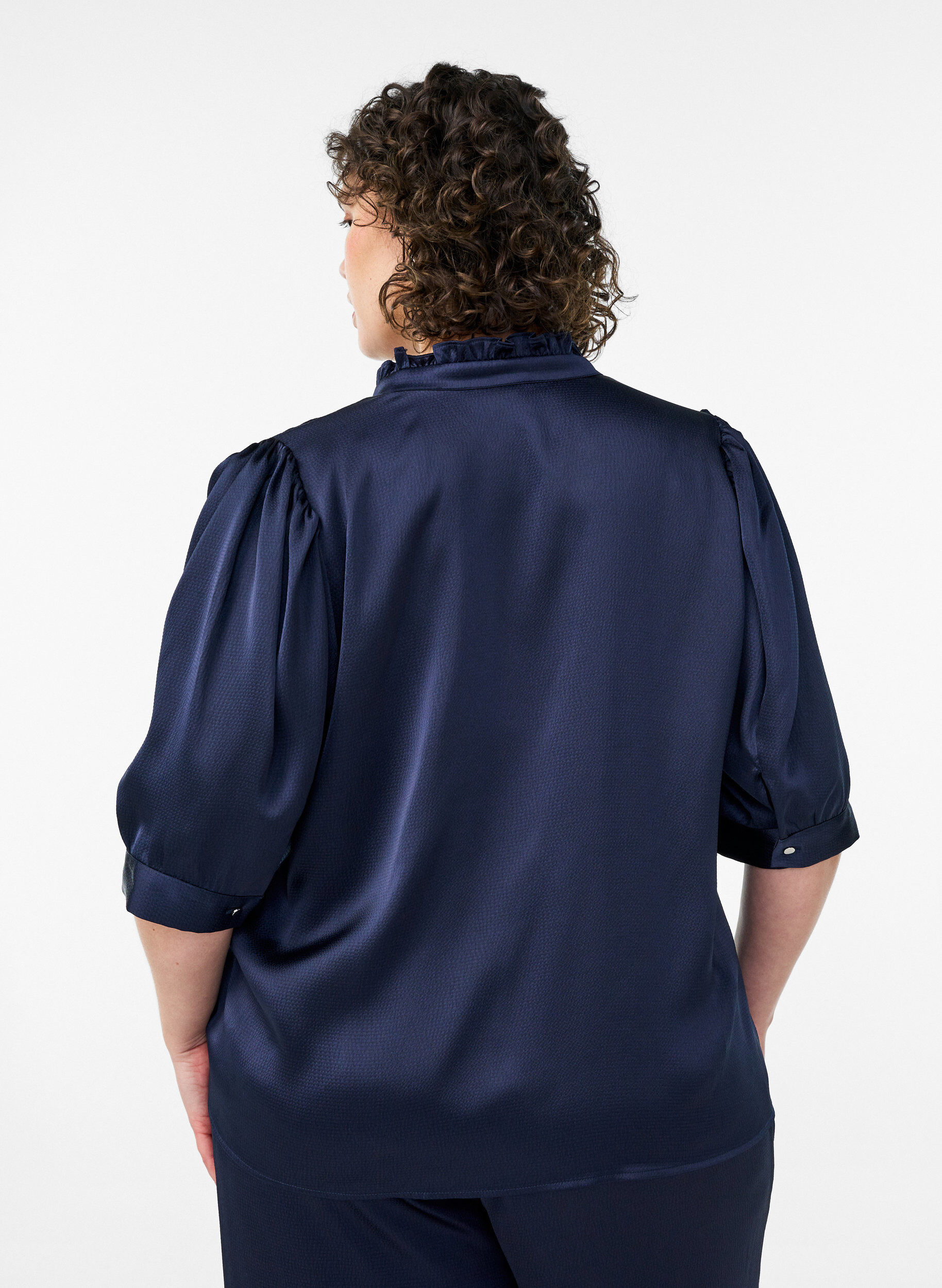 ZizziBlouse satin&eacute;e avec manches courtes et col &agrave; volants, Bleu, Model image number 2
