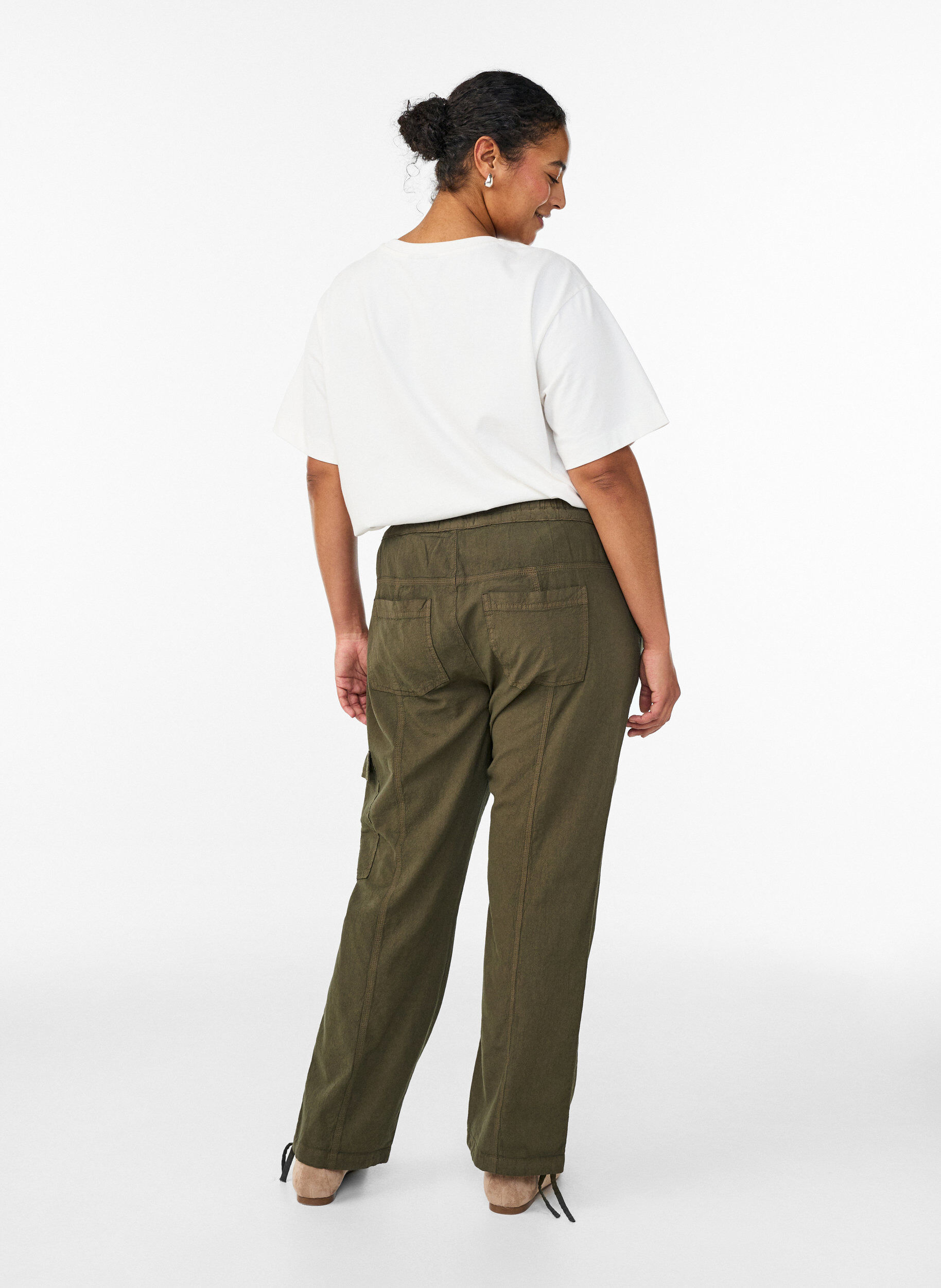 Zizzi Pantalon cargo ample en coton, Vert fonc&eacute;, Model image number 1