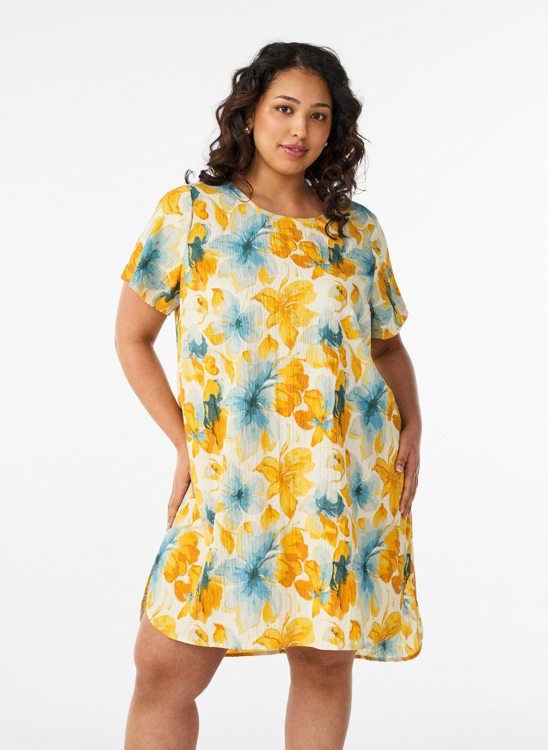 Robe courte avec texture froiss&eacute;e et manches courtes, Jaune, Model
