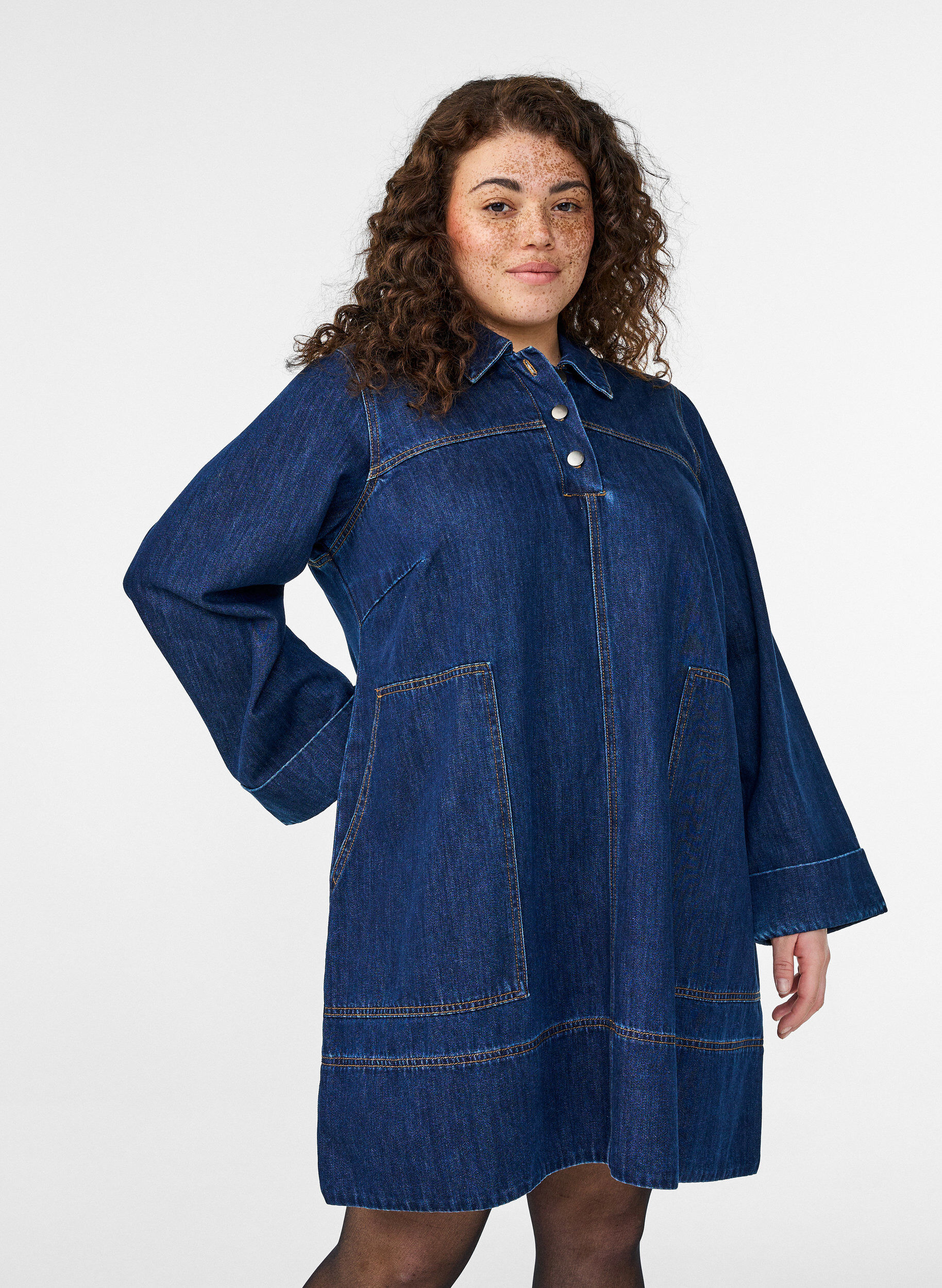 Zizzi Kurzes Jeanskleid mit Kragen und Knopfleiste, Blau, Model image number 2