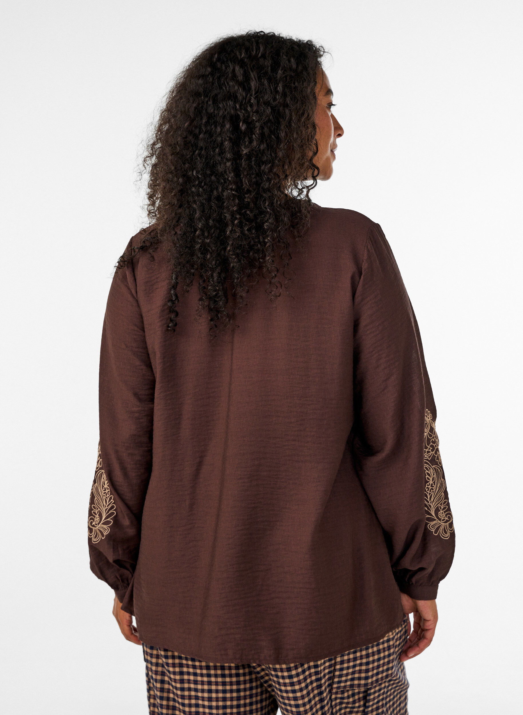ZizziBluse aus Viskose mit bestickten &Auml;rmeln, Braun, Model image number 2