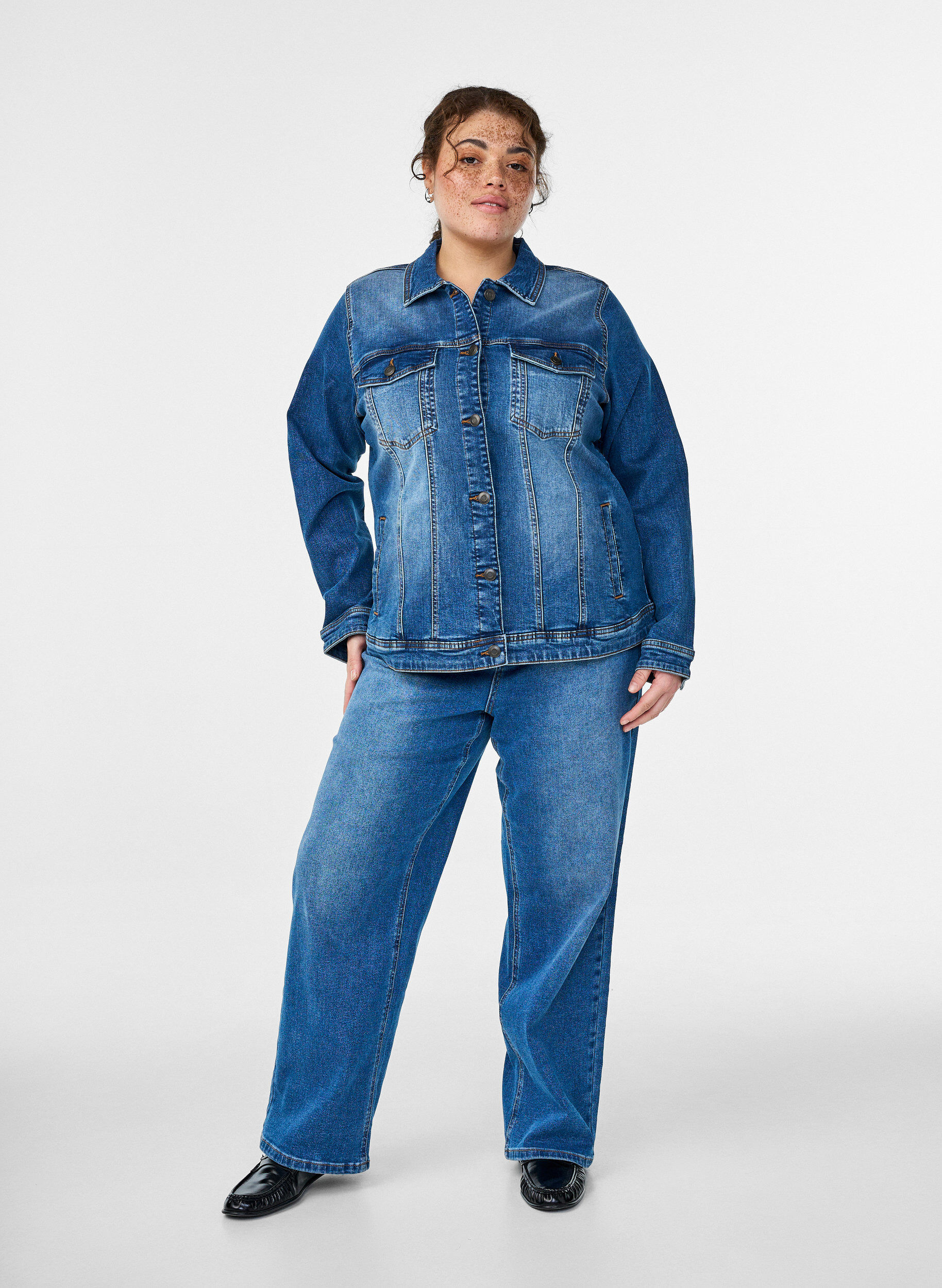 Zizzi Jeansjacke im klassischen Schnitt, Blau, Model image number 1