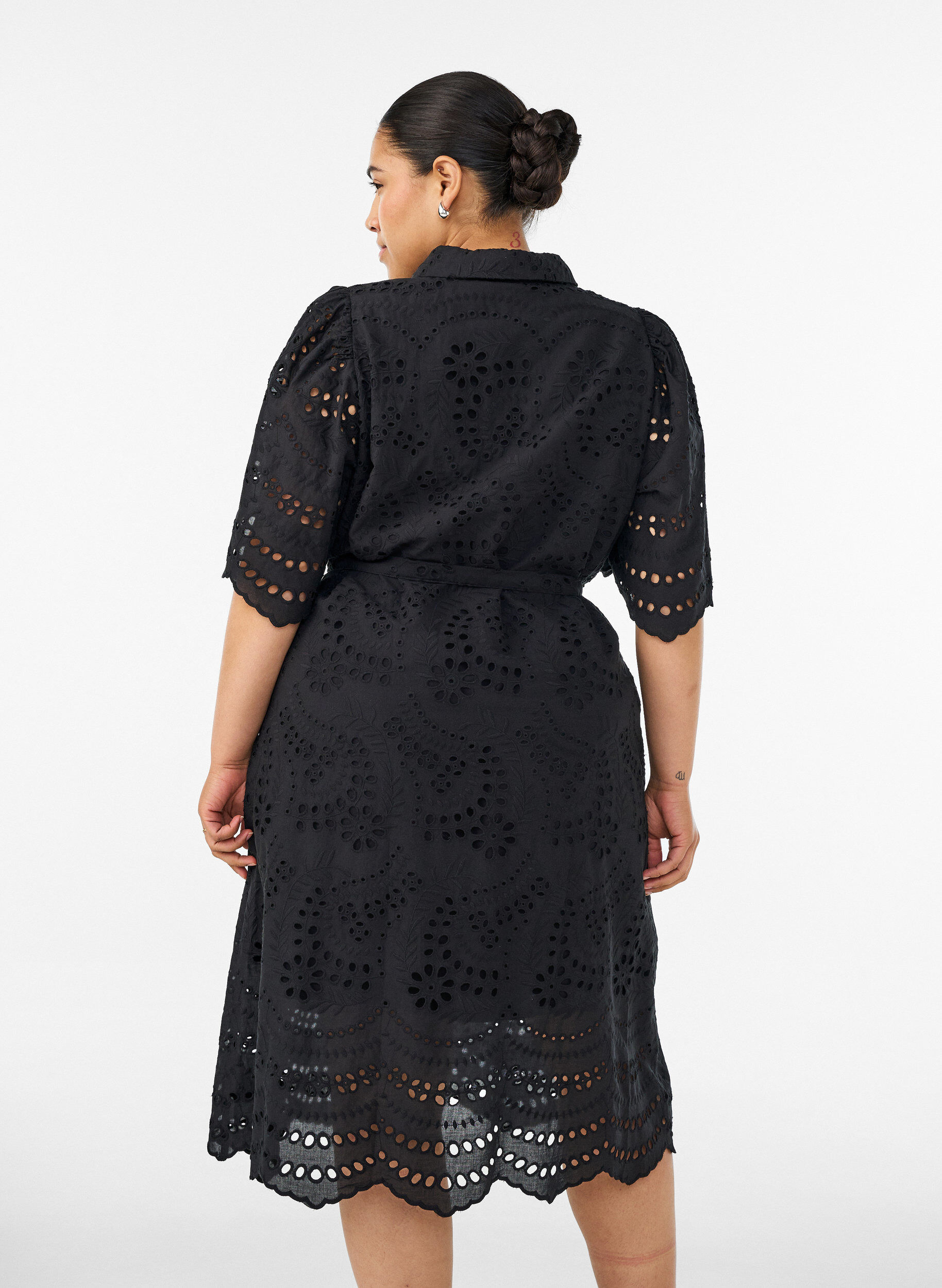 ZizziHemdblusenkleid aus Broderie Anglaise mit Bindeg&uuml;rtel, Schwarz, Model image number 2