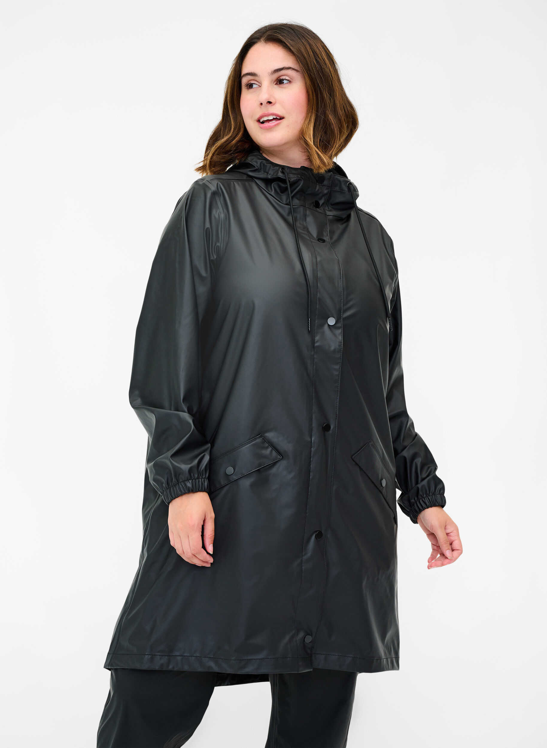 Zizzi Regenjacke mit Kapuze und Knopfverschluss, Black, Model image number 0