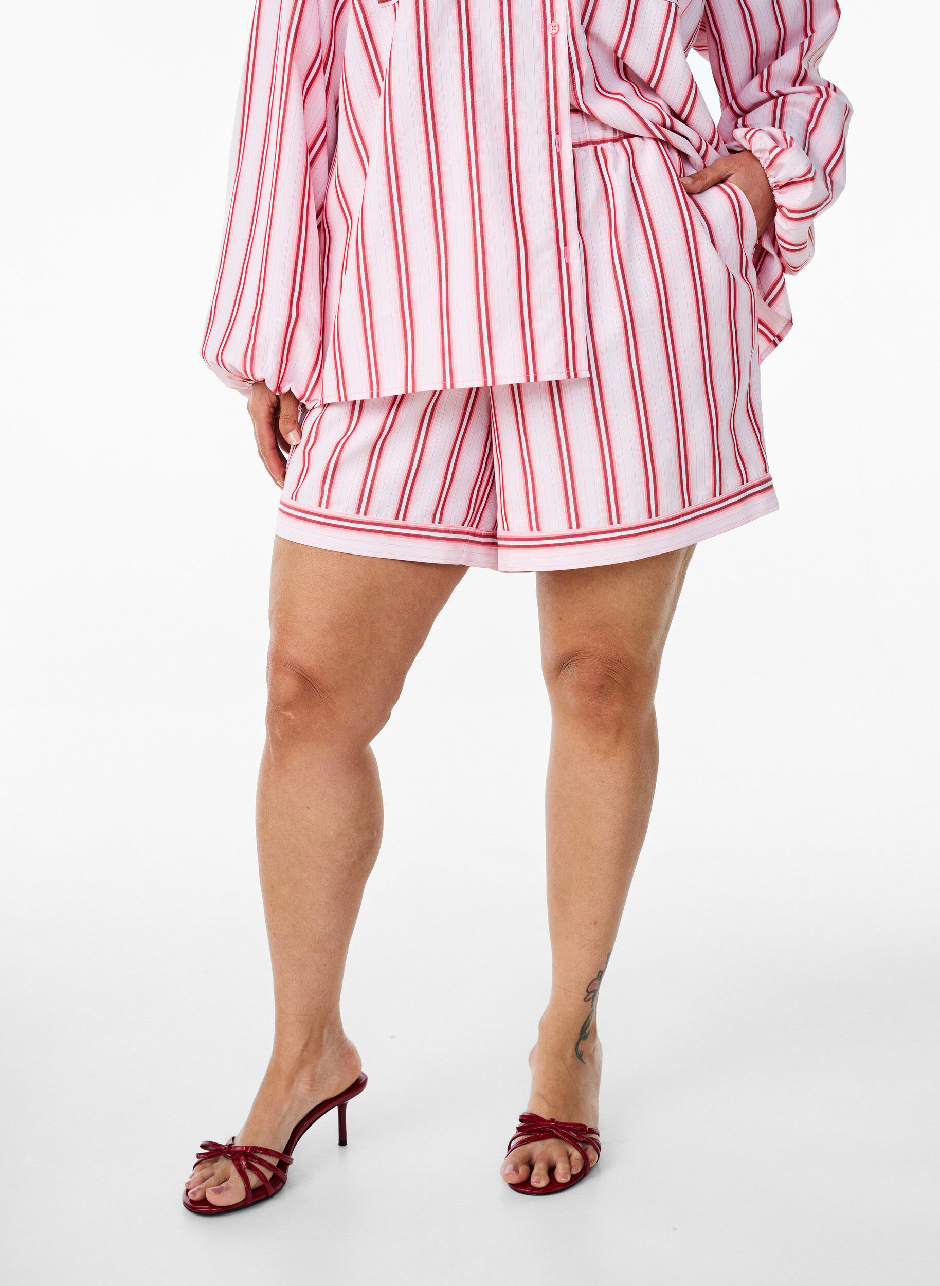 Zizzi Short ample avec rayures et poches, Rose, Model image number 3