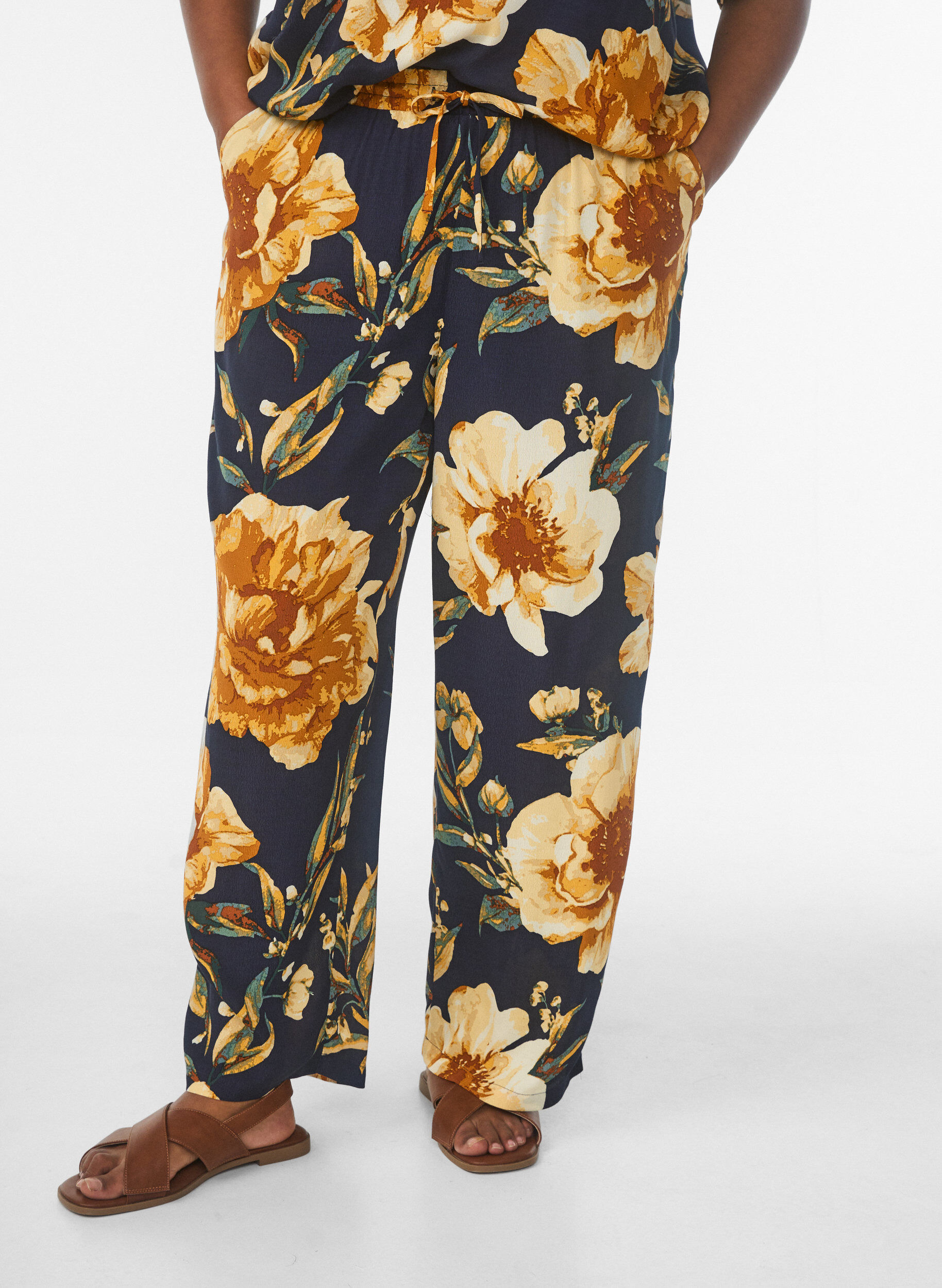 Zizzi Lockere Viskosehose mit Print, Blau, Model image number 2