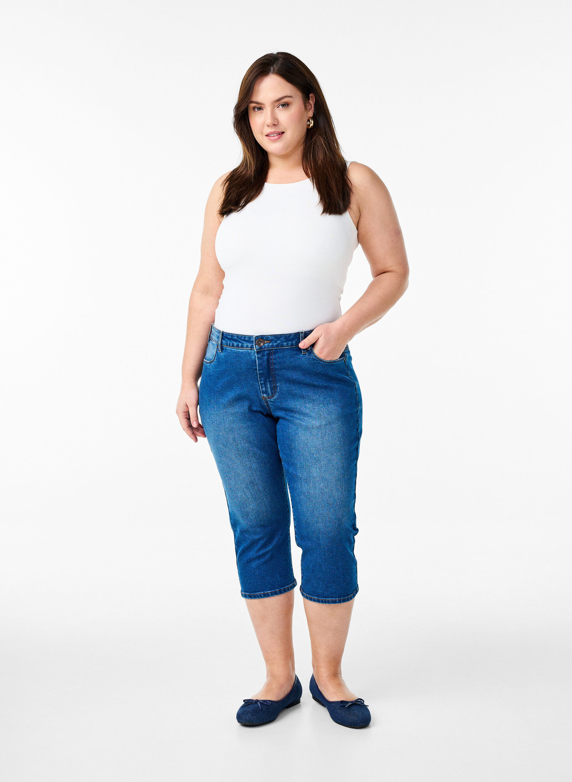 Zizzi Emily slim fit Denim-Caprihose, Blau, Model image number 1