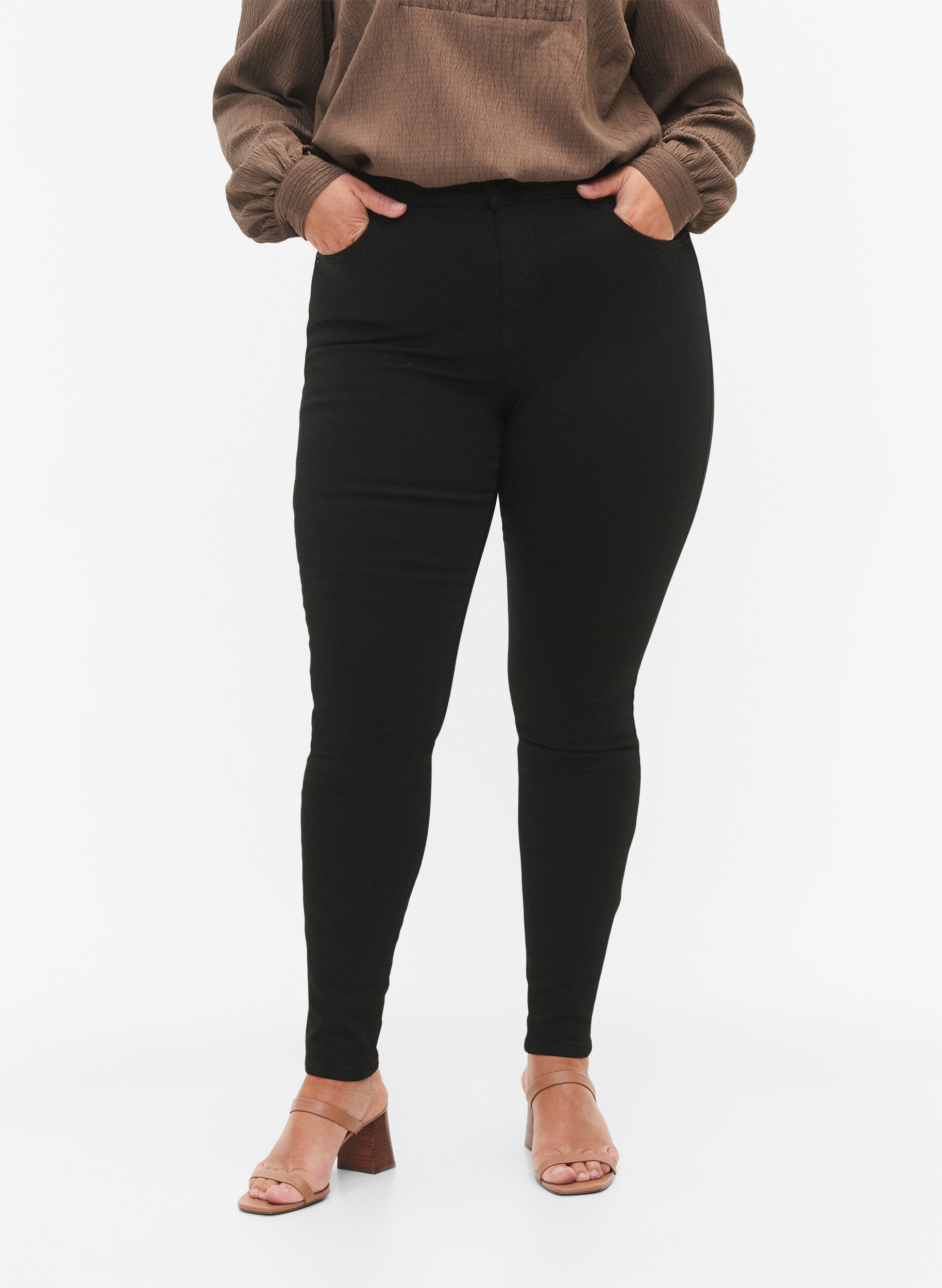 Zizzi Stay Black Amy Jeans mit hoher Taille, Schwarz, Model image number 3
