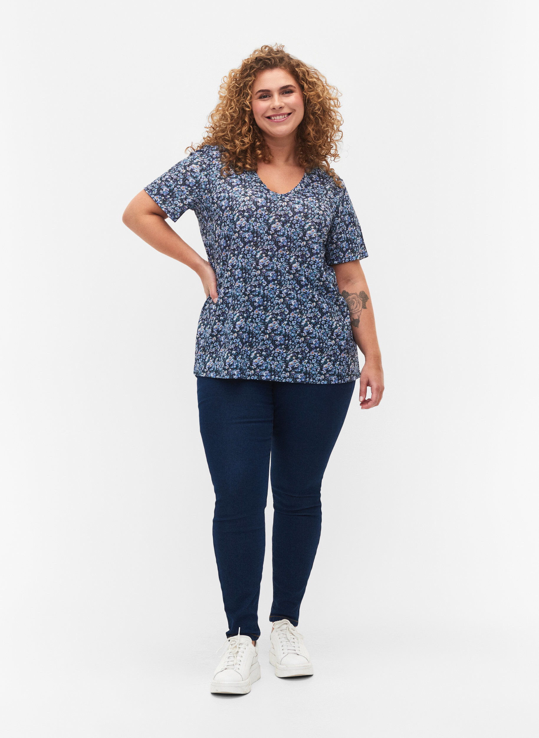 Zizzi FLASH - Bedrucktes T-Shirt mit V-Ausschnitt, Blue Green Ditsy, Model image number 2