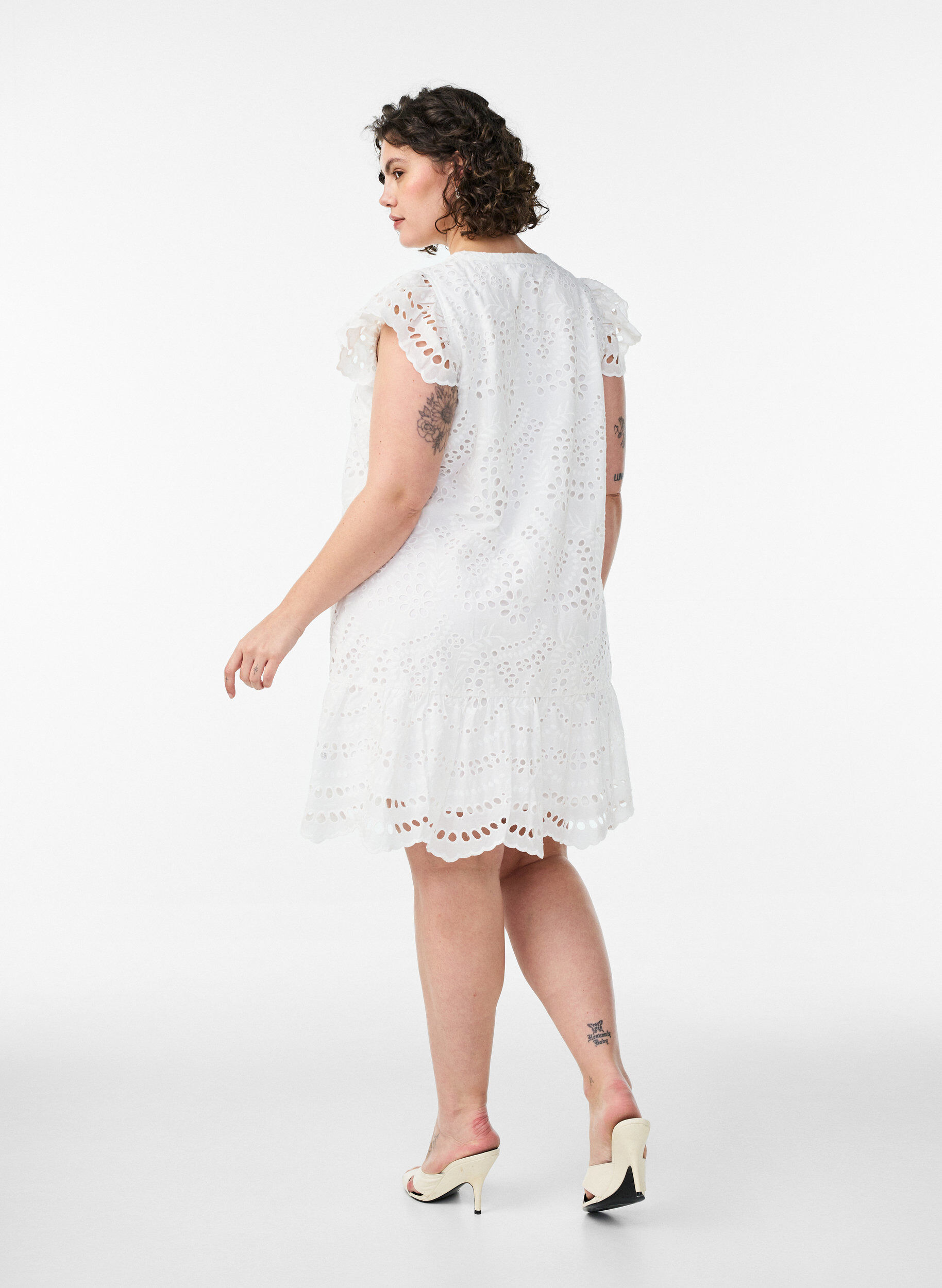ZizziRobe en broderie anglaise avec manches &agrave; volants, Blanc, Model image number 2